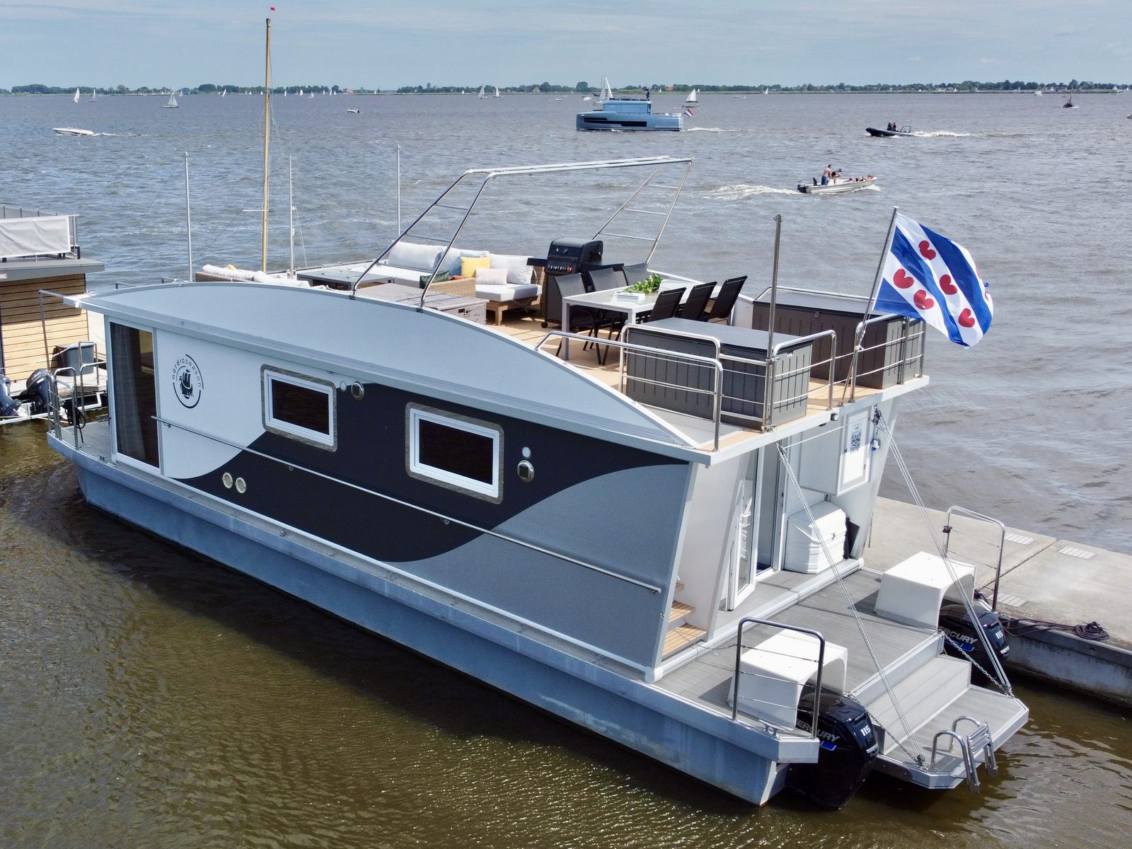 Sundeck Houseboat 