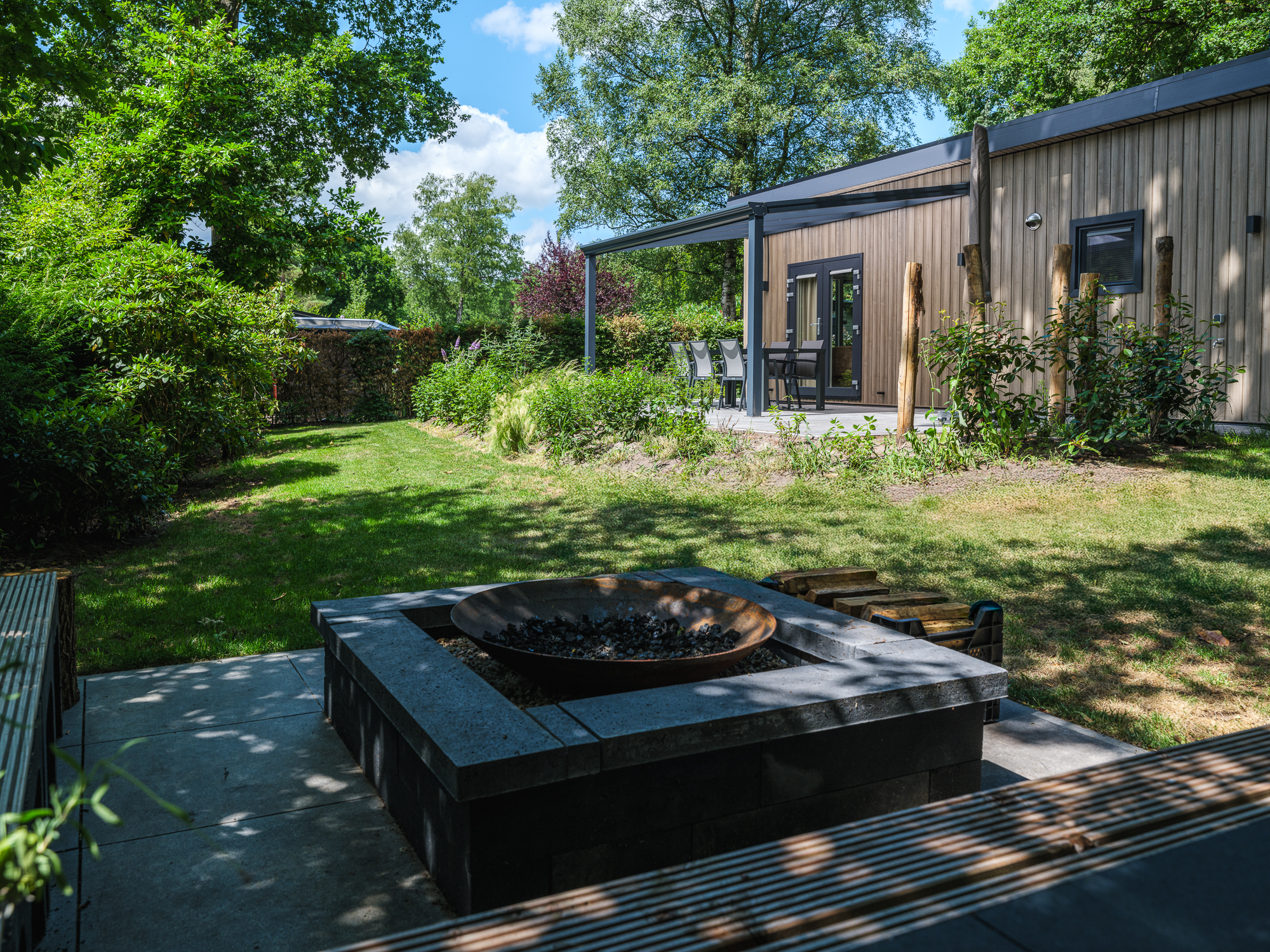 Genießen Sie ein luxuriöses Ferienhaus für 4 Personen in der waldreichen Natur der Veluwe, ausgestattet mit modernen Annehmlichkeiten, Klimaanlage, einer stilvollen Pergola und einer gemütlichen S..