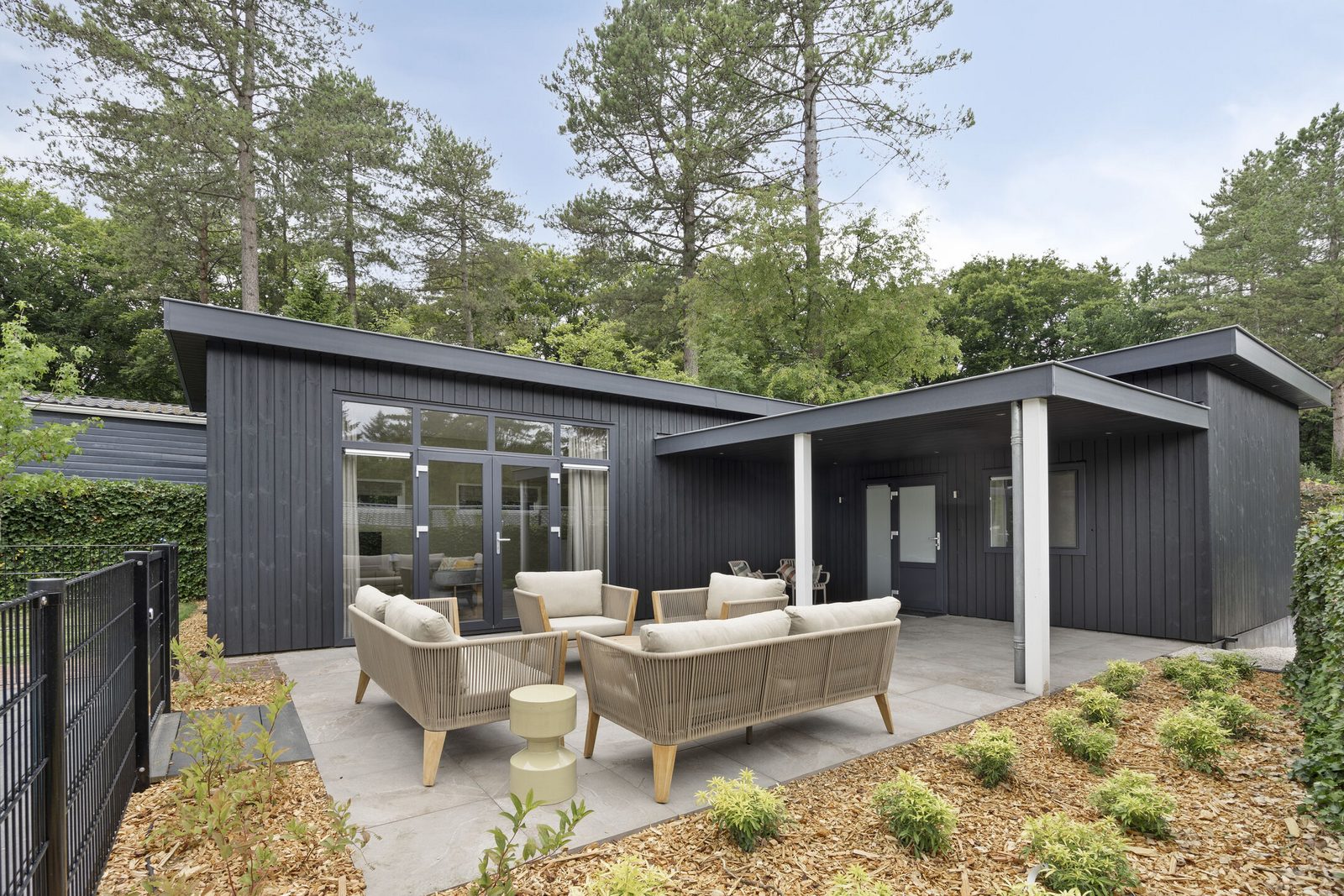Luxury 10-person lodge with private dipping pool and guest house