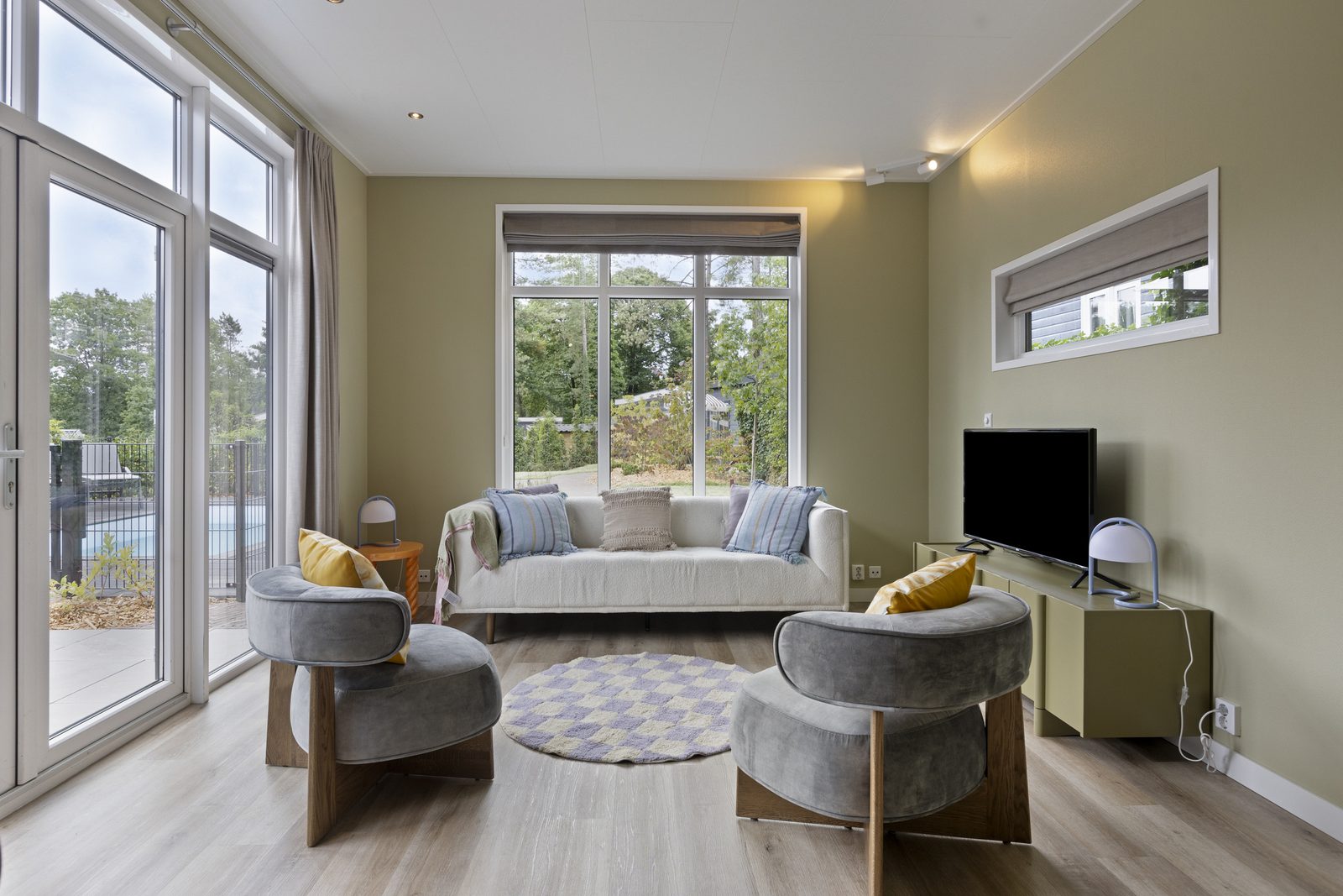 Luxury 10-person lodge with private dipping pool and guest house