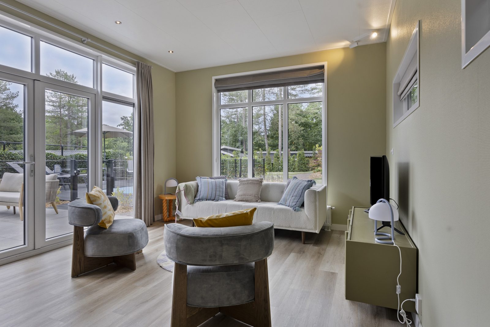 Luxury 10-person lodge with private dipping pool and guest house