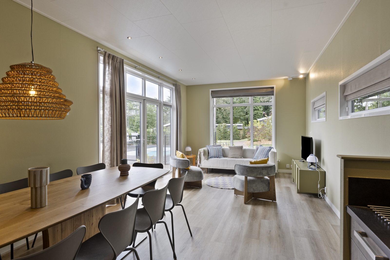 Luxury 10-person lodge with private dipping pool and guest house