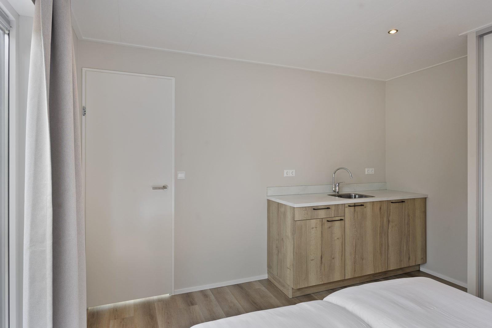 Luxury 10-person lodge with private dipping pool and guest house