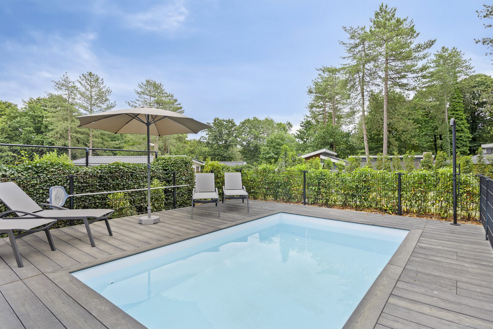 Luxury 10-person lodge with private dipping pool and guest house