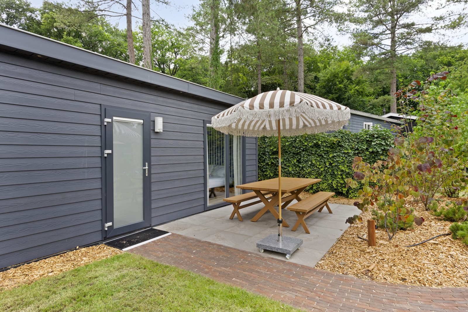 Luxury 10-person lodge with private dipping pool and guest house