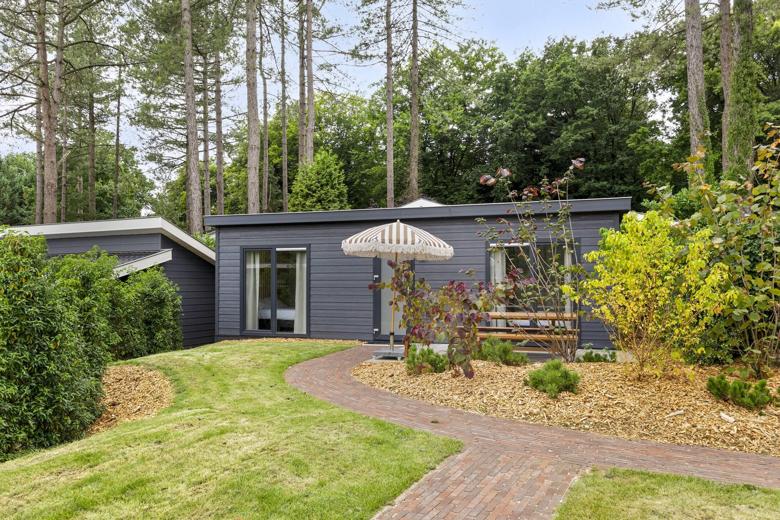Luxury 10-person lodge with private dipping pool and guest house