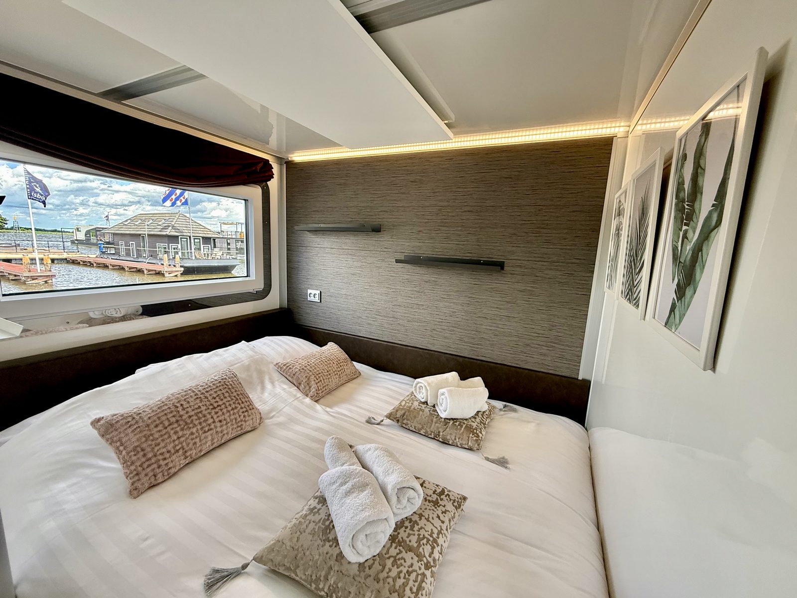 Sundeck Houseboat 