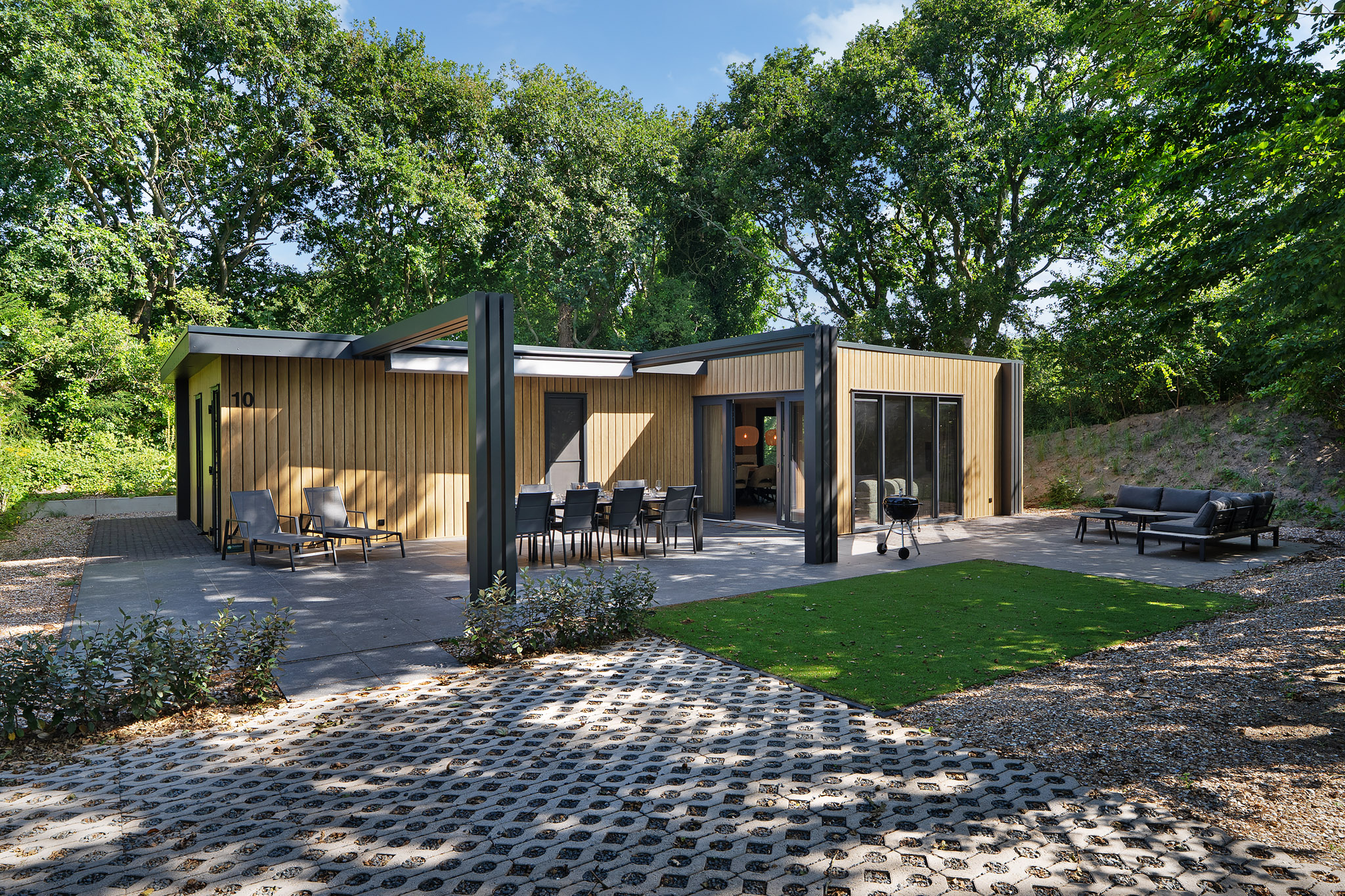 Gelijkvloerse nieuwbouwwoning op park De Prinsenhof met drie badkamers en complete tuin.