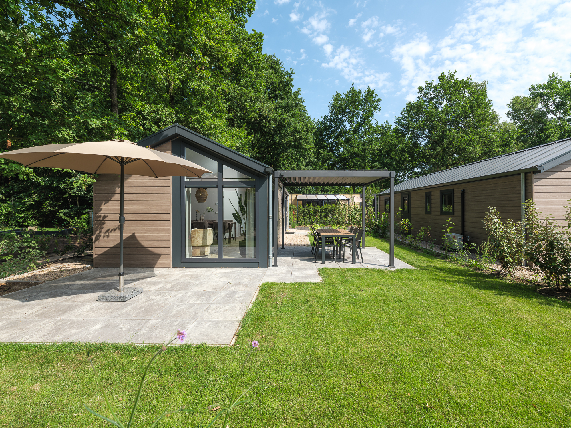 Die Doornenburg Lodge bietet eine komfortable Ferienunterkunft für 6 Personen mit modernen Annehmlichkeiten und einer eigenen Terrasse in der Veluwe.