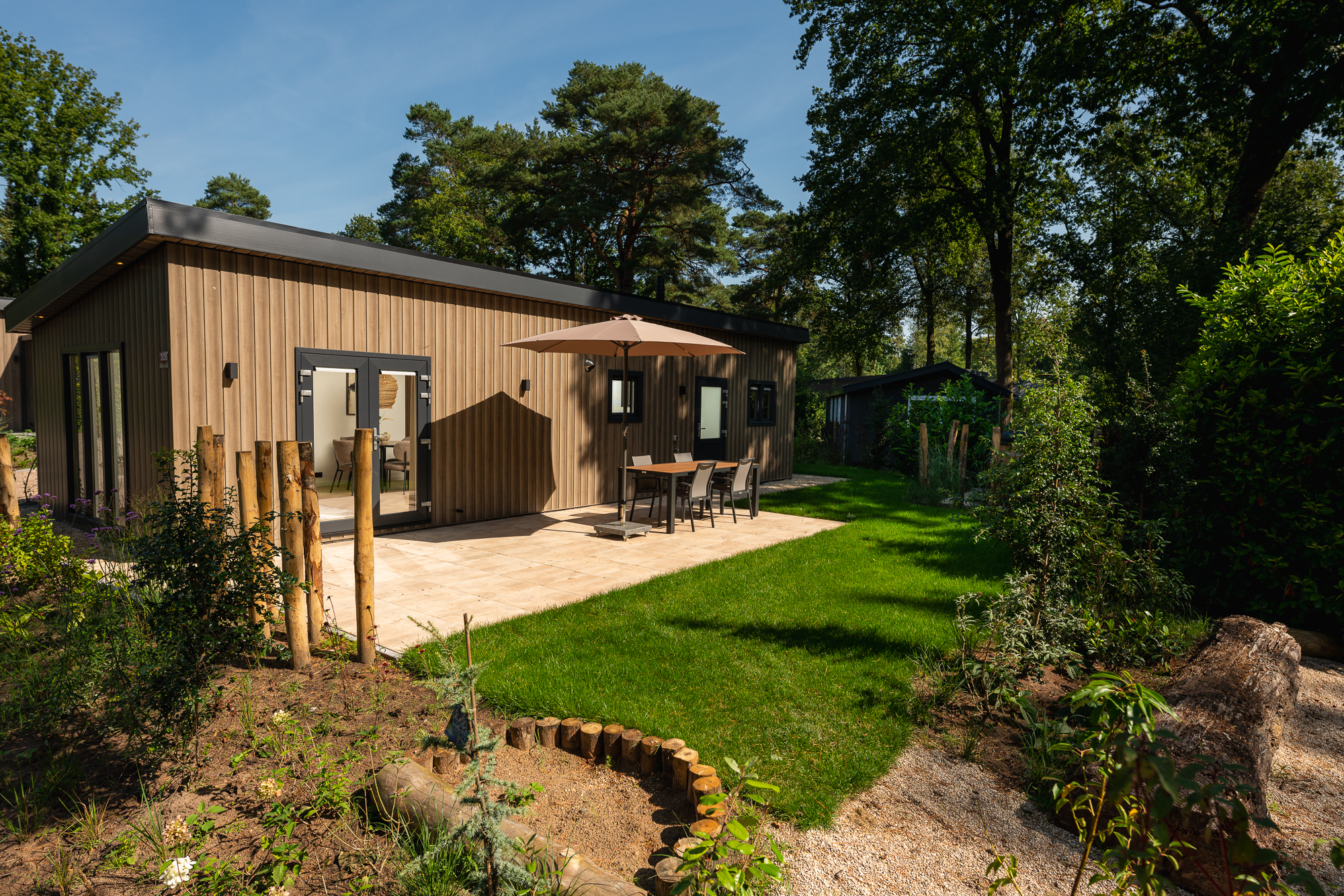 Die Loevestein Lodge bietet ein komfortables Ferienhaus für 4 Personen mit modernen Annehmlichkeiten und eigener Terrasse in der Veluwe.