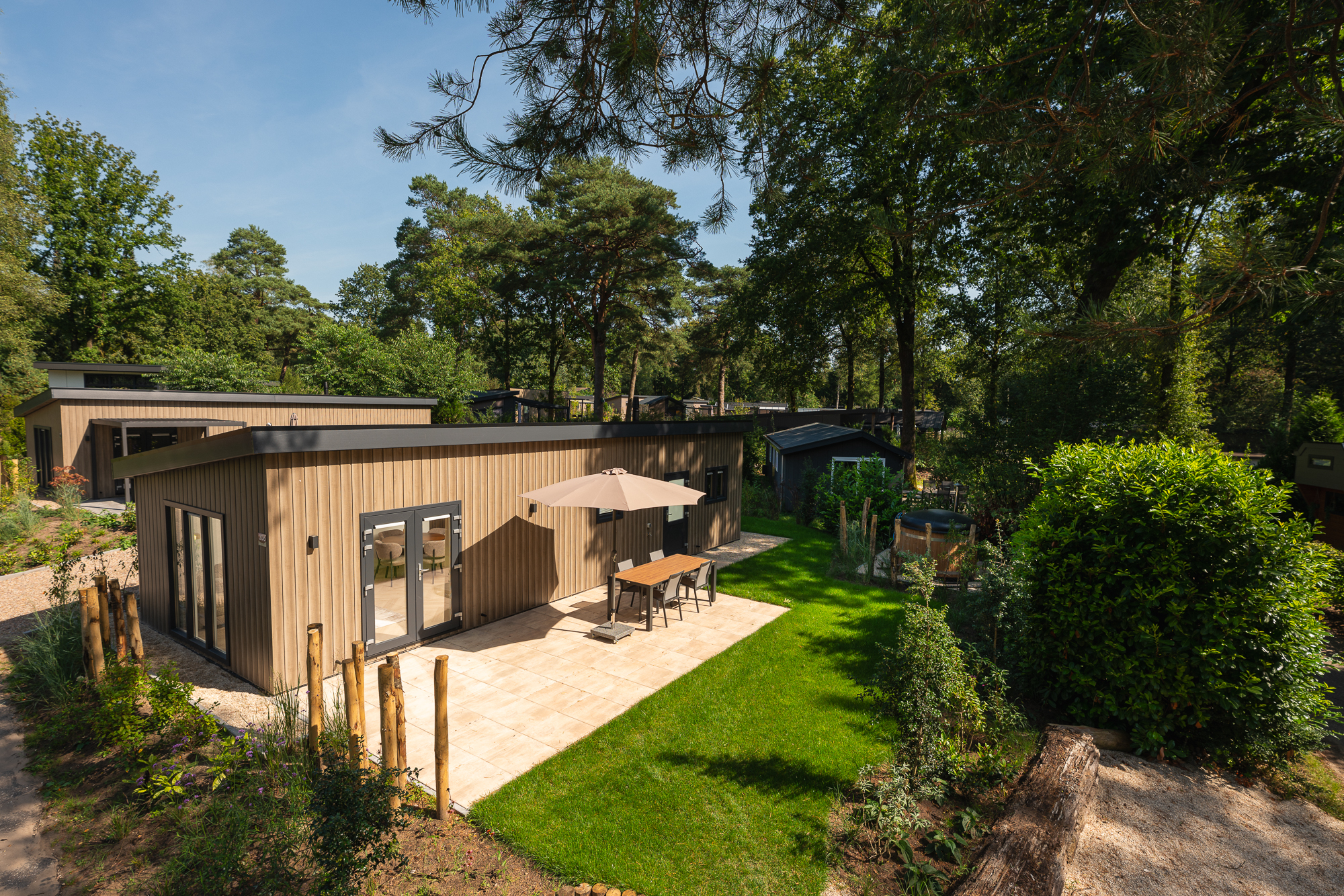 Geniet van een luxe vakantiewoning voor 4 personen in de bosrijke natuur van de Veluwe, compleet met moderne voorzieningen, airconditioning en een stijlvolle pergola voor optimaal comfort. Daarnaast k..