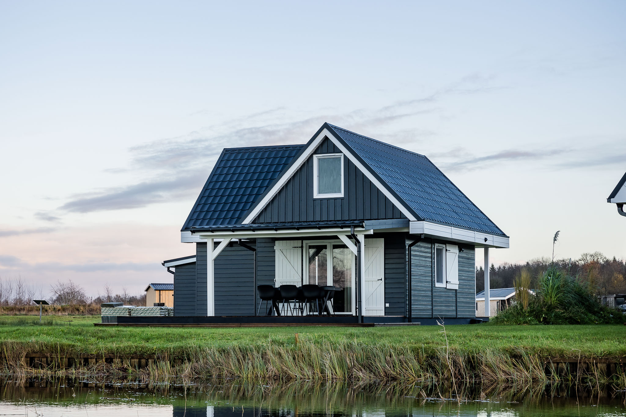 Deze luxe vakantiewoning is geschikt voor 5 personen. De woning is ruim, comfortabel en straalt het gevoel van warmte uit. Rustig gelegen op een ruimtelijke kavel, even weg van alle hectiek van het da..