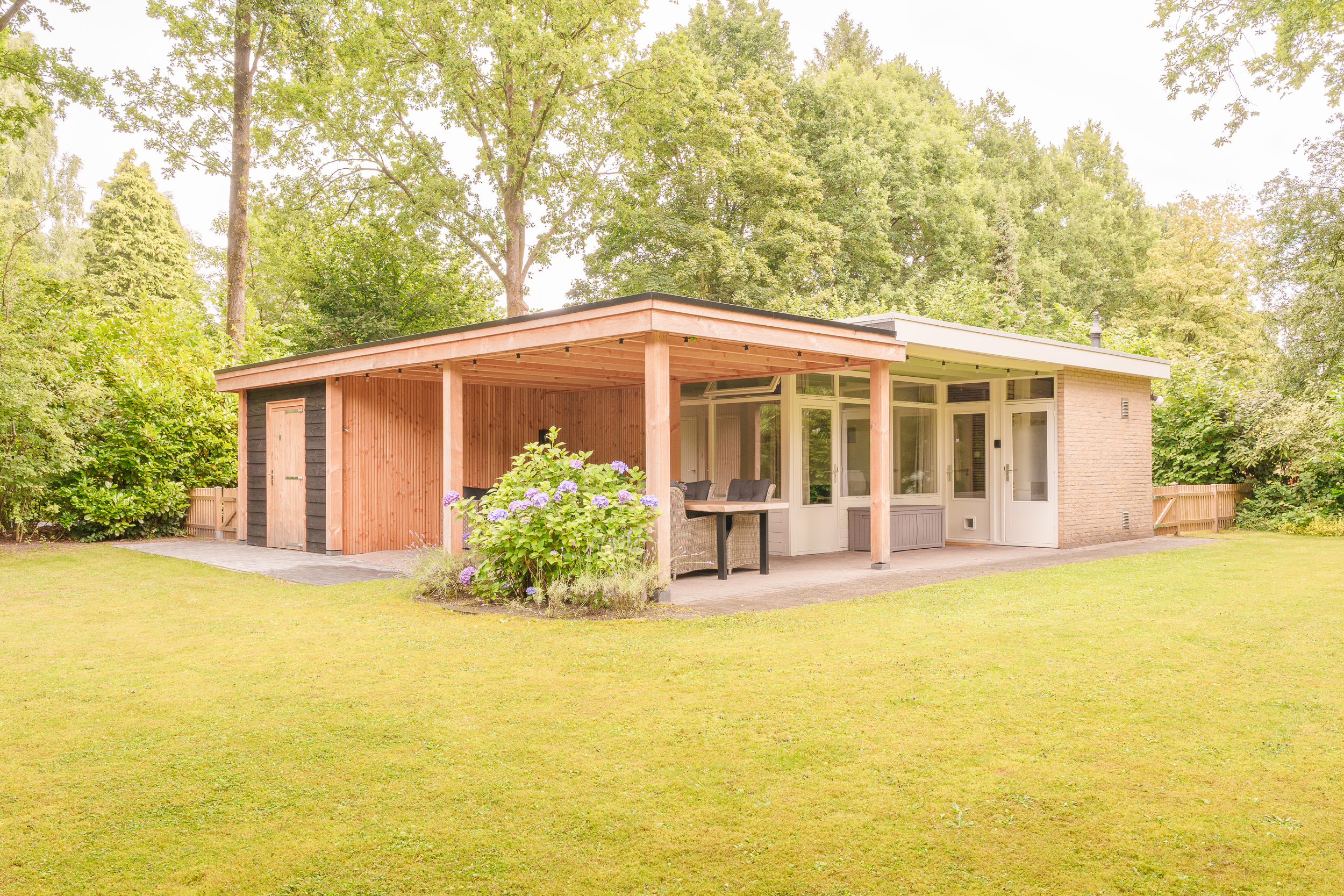 Deze recent gerenoveerde sfeervolle vakantiebungalow is gelegen vooraan het vakantiepark De Kremmer te Gasselte en ligt nabij 't Nije Hemelriek. Er zijn maximaal 2 huisdieren welkom
