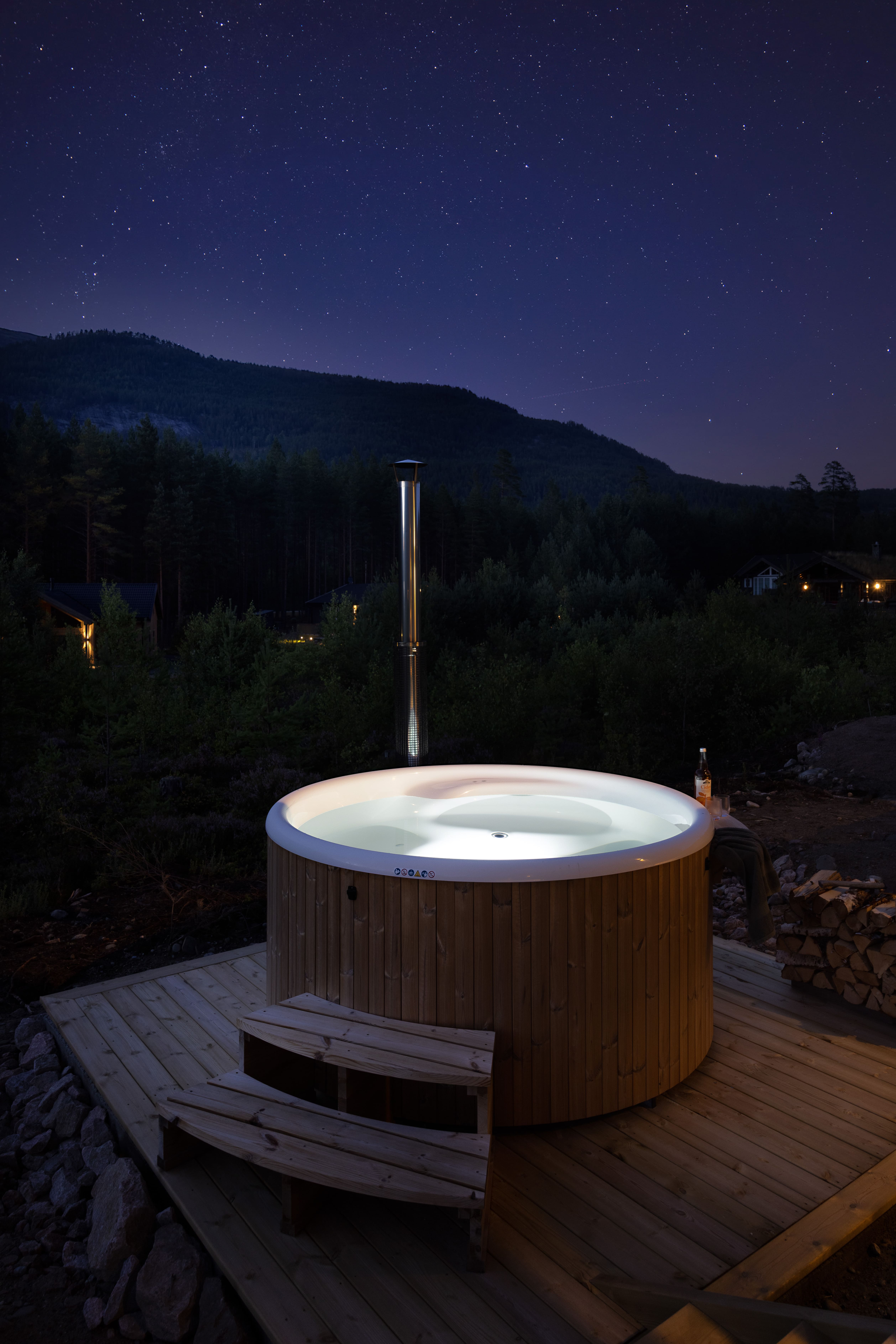 saga-hytte-6p-with-sauna-hot-tub-water-view