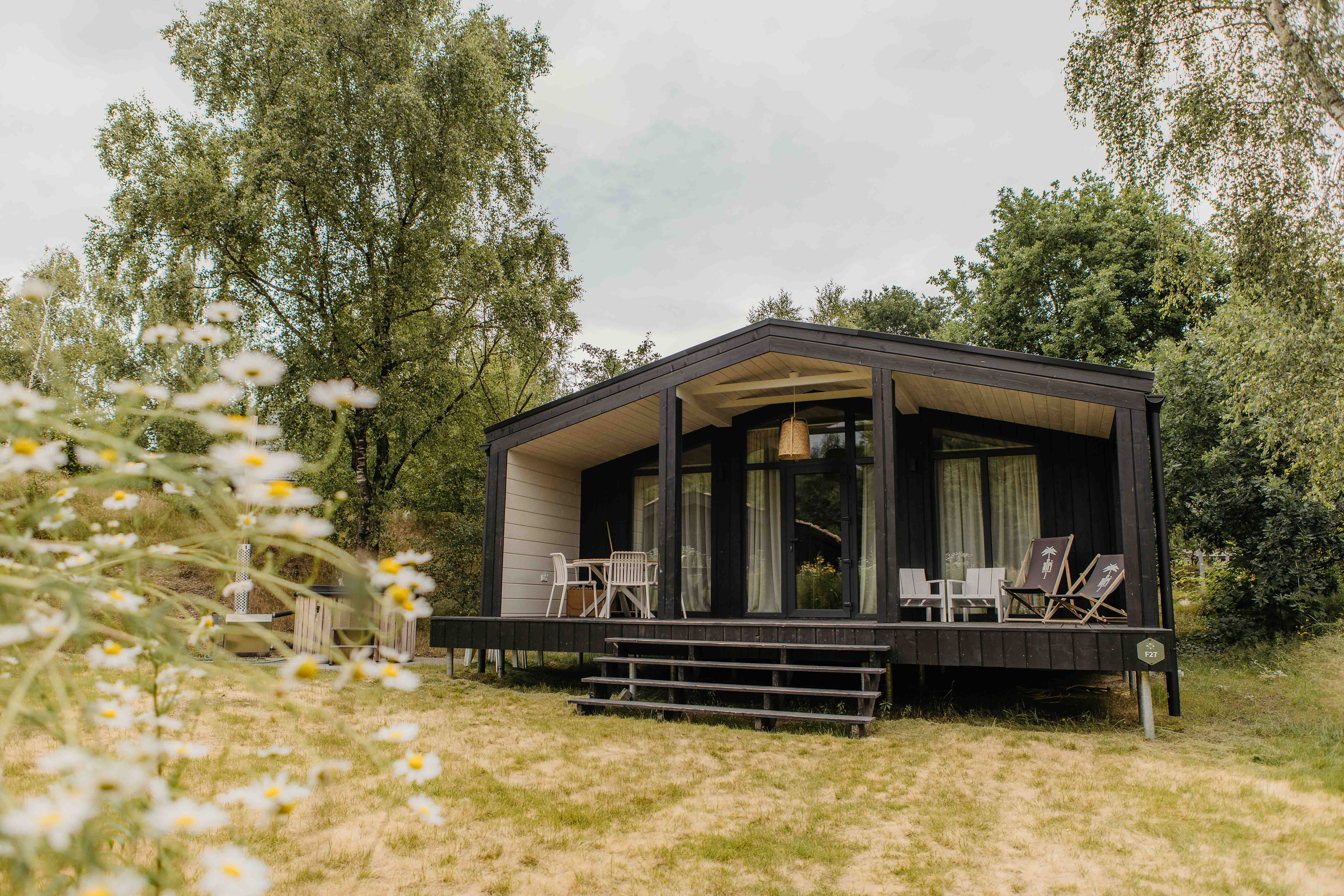 Geniet van een ontspannende ervaring in een ecologische woning met hottub en beschutte ligging. Het sedumdak zorgt voor een natuurlijke uitstraling en duurzame isolatie.