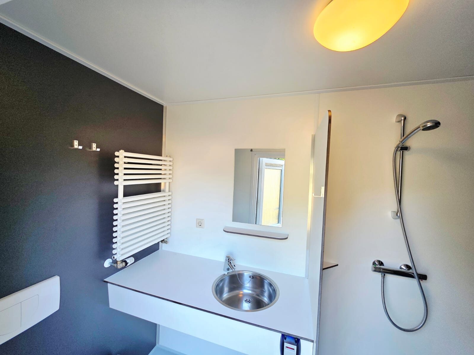 Kampeerplaats met privé sanitair de luxe (Cabin Bloemenweide)