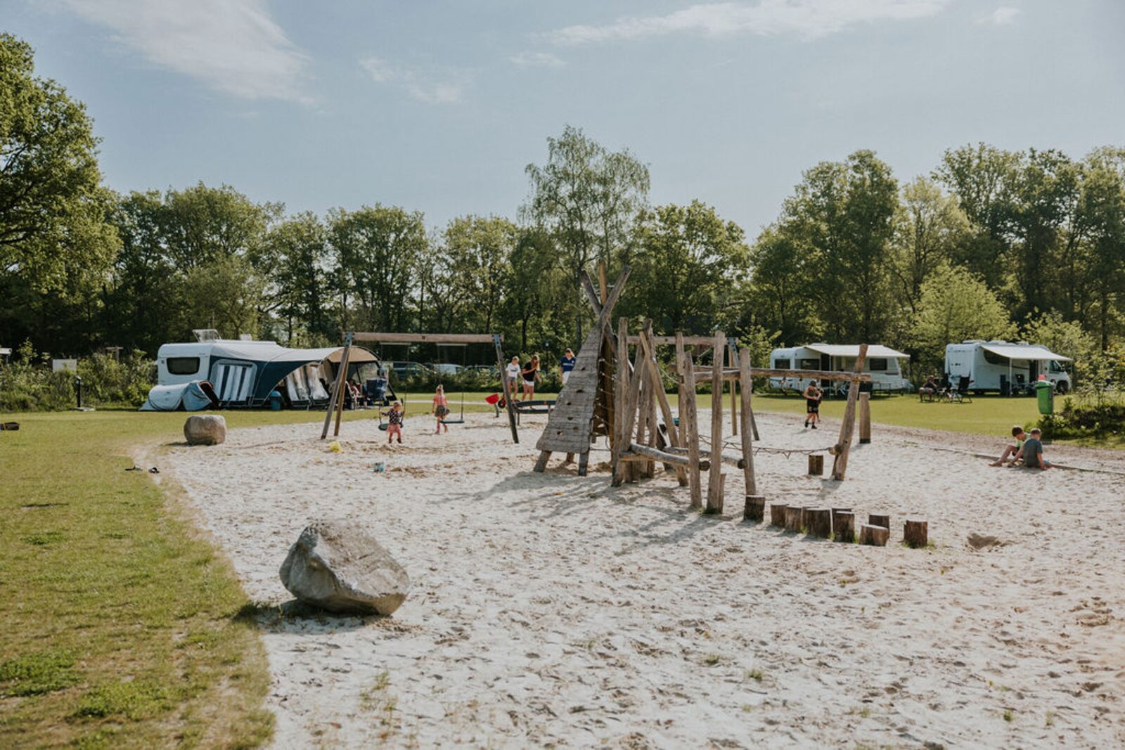 Kampeerplaats met privé sanitair de luxe (Cabin Bloemenweide)