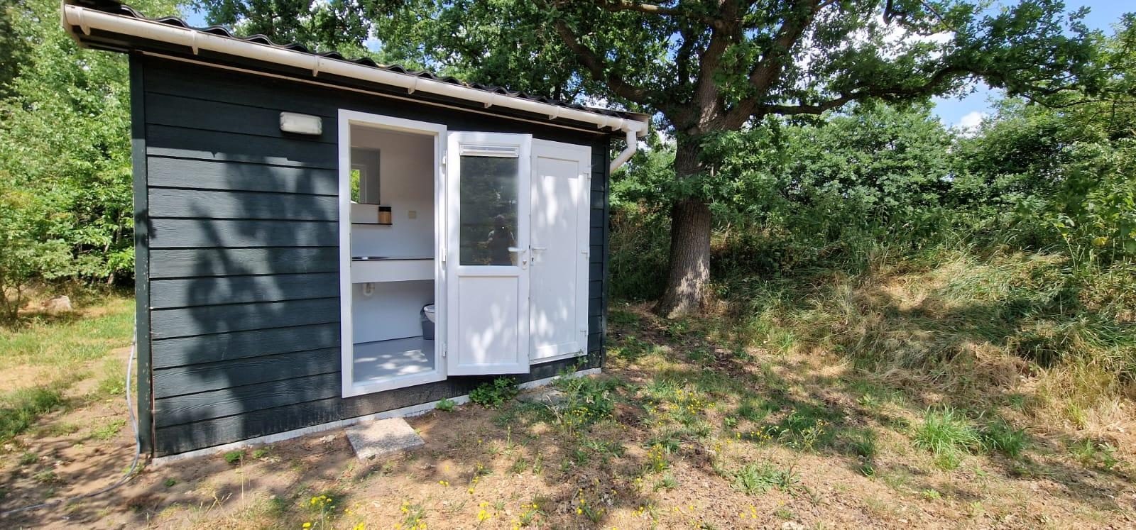 Kampeerplaats met privé sanitair (De luxe, Cabin Korenbloem)