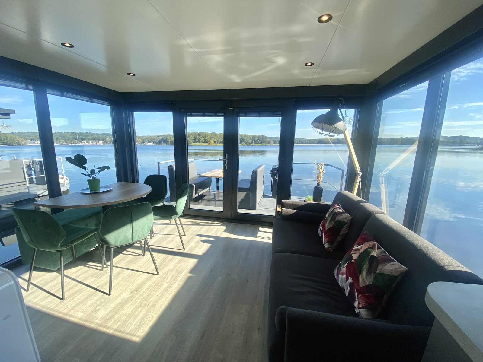 Houseboat Marina Mookerplas 4-6 persoons (met Hottub)
