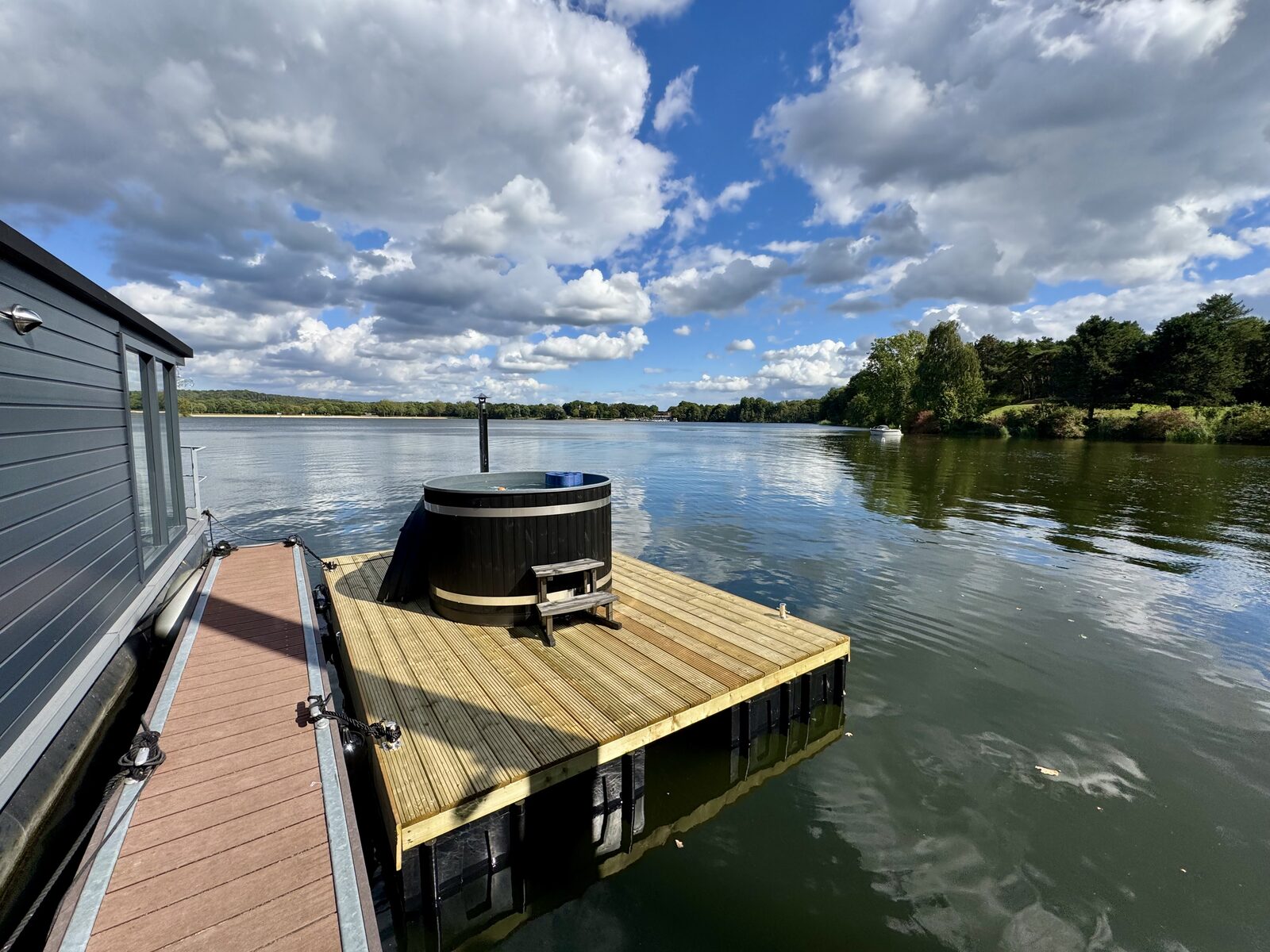 Houseboat Marina Mookerplas 4-6 persoons (met Hottub)