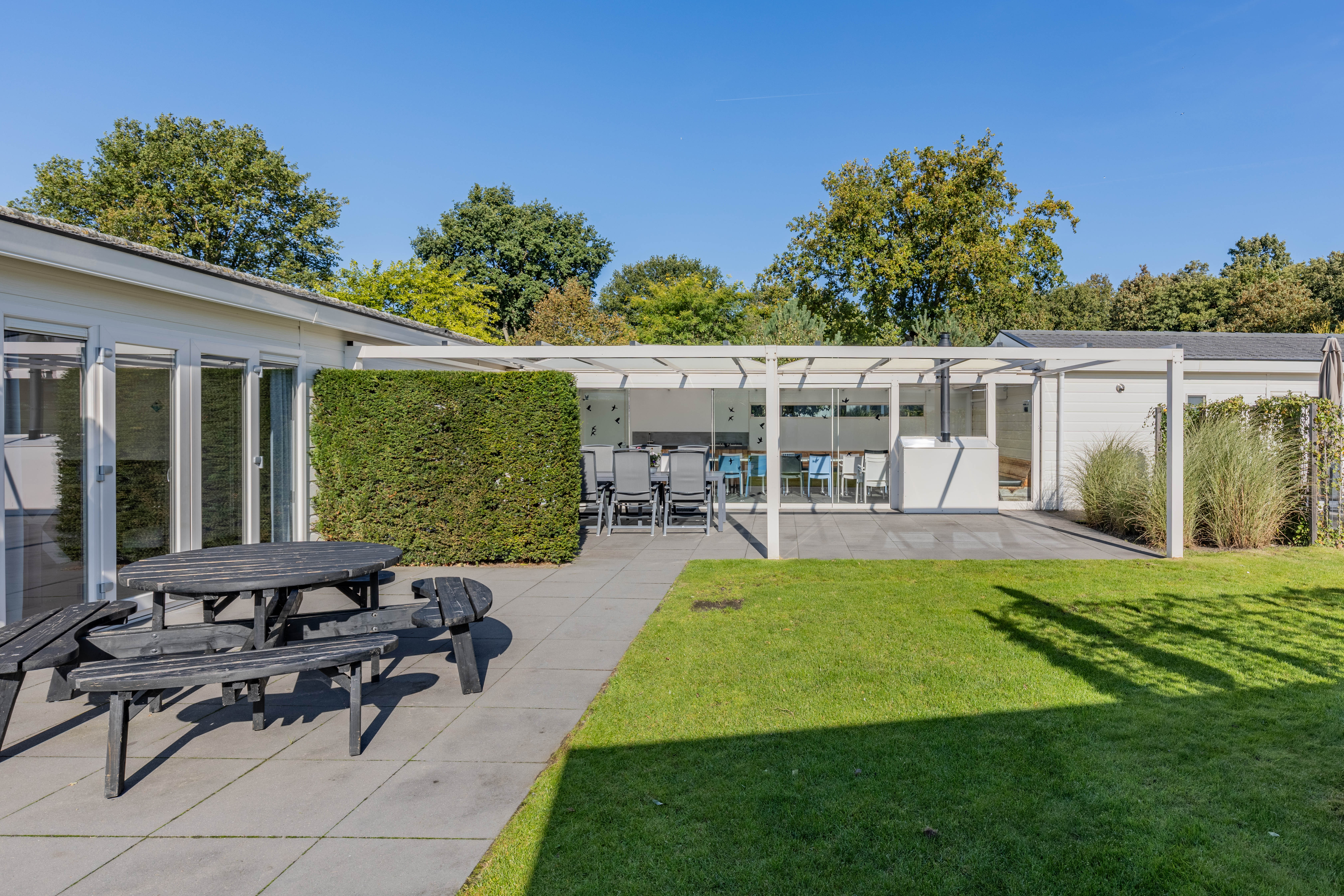 Het bijzondere van onze 20-persoons accommodatie is dat de privacy voldoende gewaarborgd is omdat het geheel uit 3 aparte accommodaties bestaat. Voor het gezellig samenzijn is er een gemeenschappelijk..