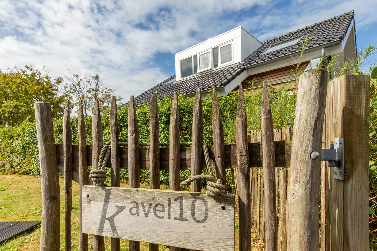 Zonnedorp Kavel 10 Renesse | Villa near the Beach & with Spacious Garden