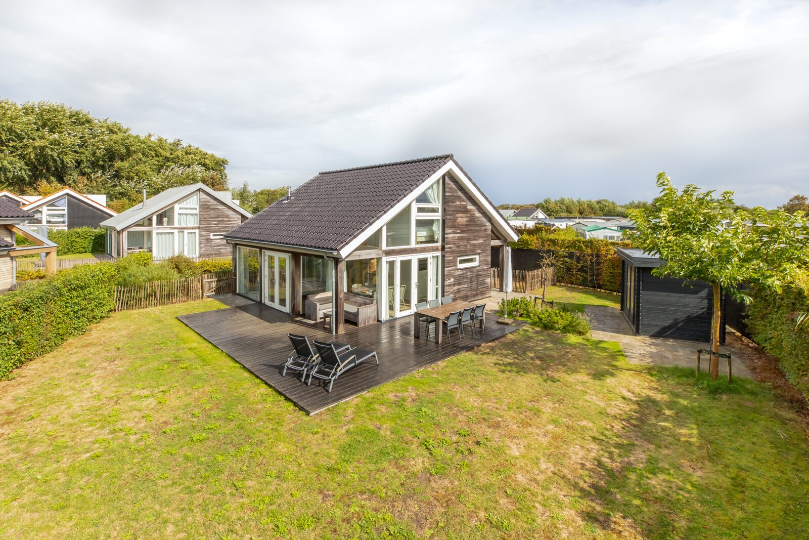 Zonnedorp Kavel 10 Renesse | Villa near the Beach & with Spacious Garden