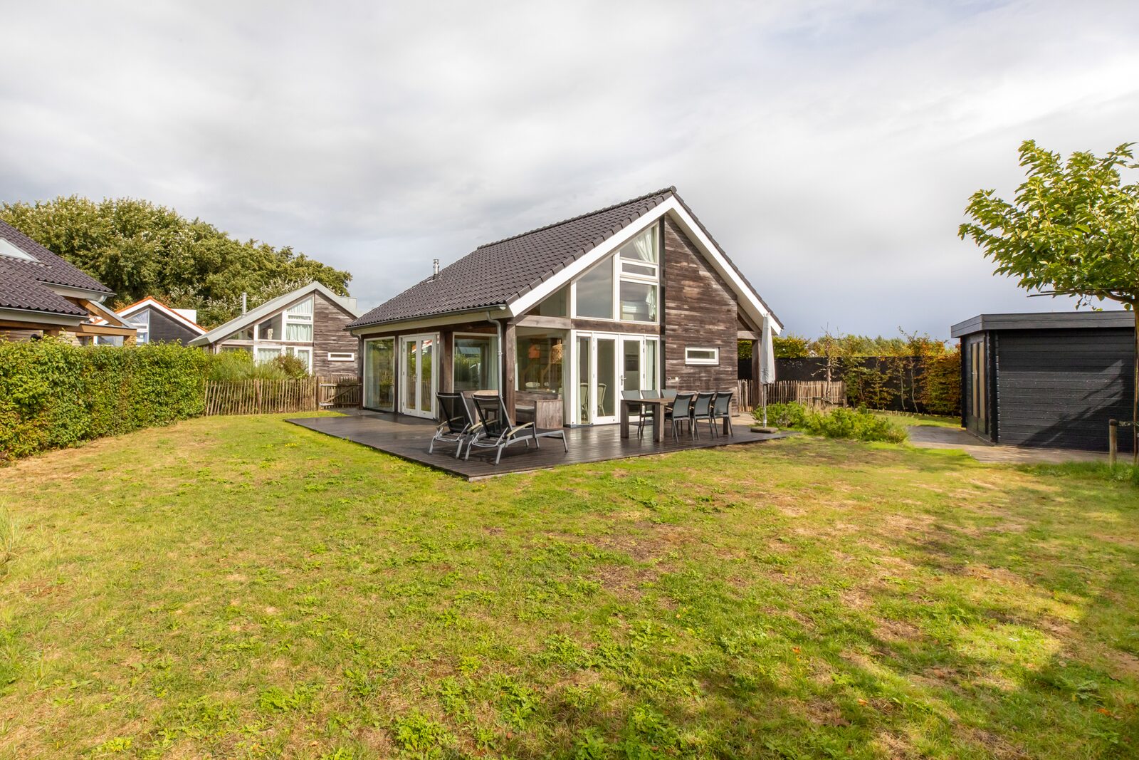 Zonnedorp Kavel 10 Renesse | Villa near the Beach & with Spacious Garden