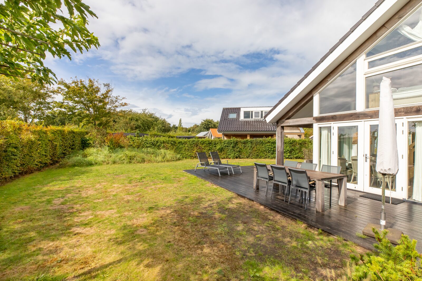 Zonnedorp Kavel 10 Renesse | Villa near the Beach & with Spacious Garden
