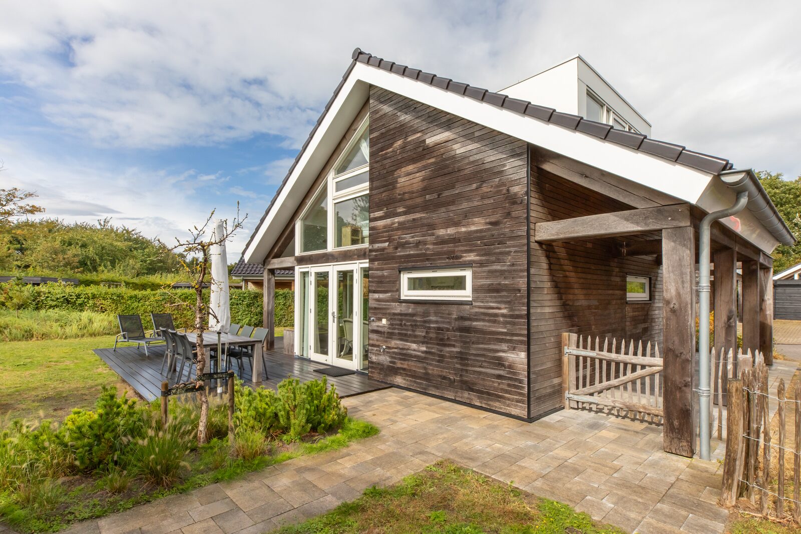 Zonnedorp Kavel 10 Renesse | Villa near the Beach & with Spacious Garden