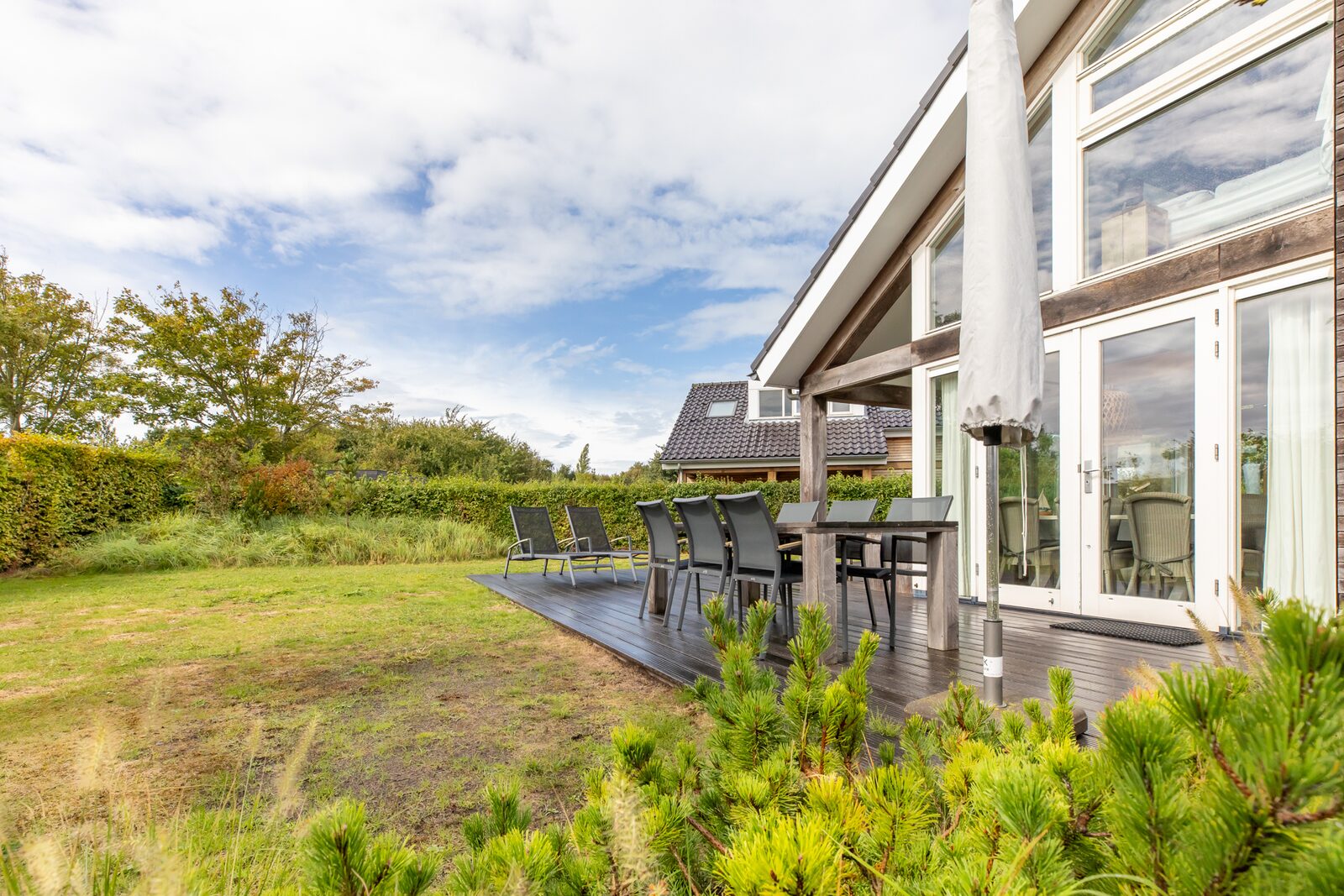Zonnedorp Kavel 10 Renesse | Villa near the Beach & with Spacious Garden