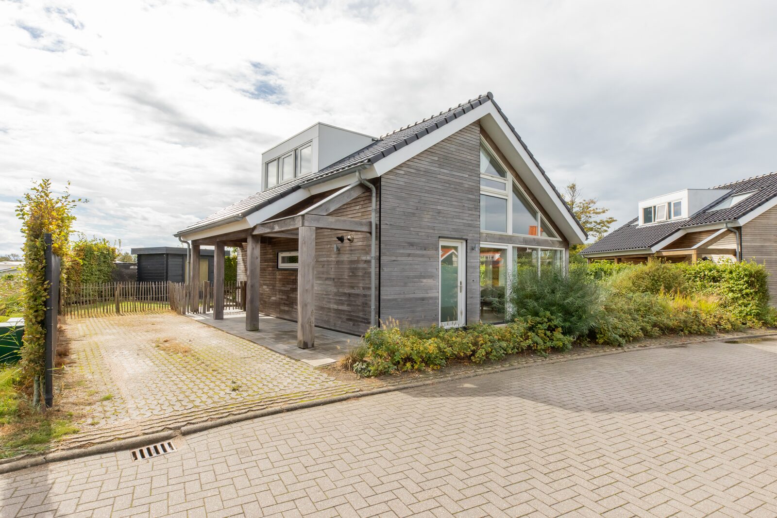 Zonnedorp Kavel 10 Renesse | Villa near the Beach & with Spacious Garden