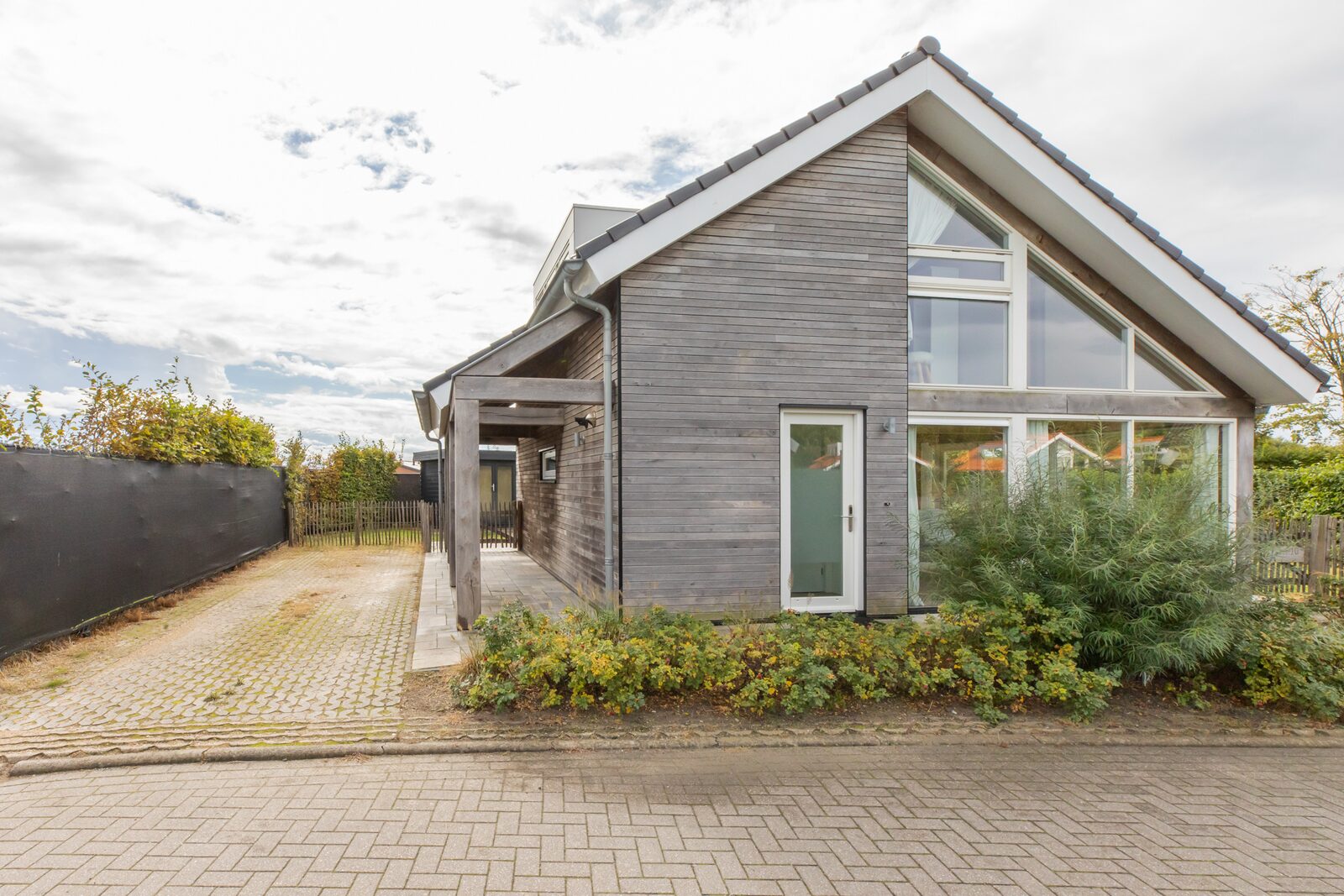 Zonnedorp Kavel 10 Renesse | Villa near the Beach & with Spacious Garden