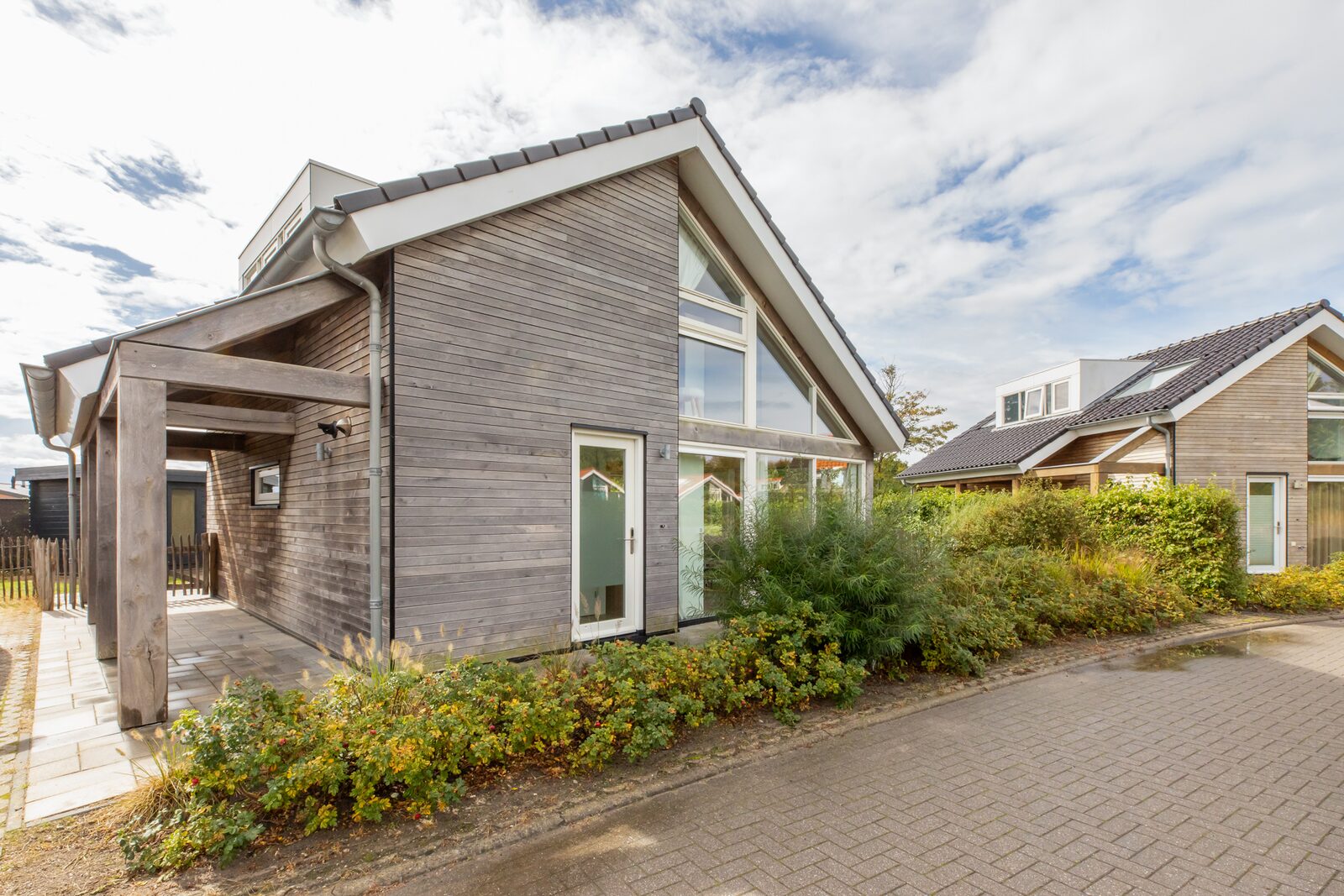 Zonnedorp Kavel 10 Renesse | Villa near the Beach & with Spacious Garden