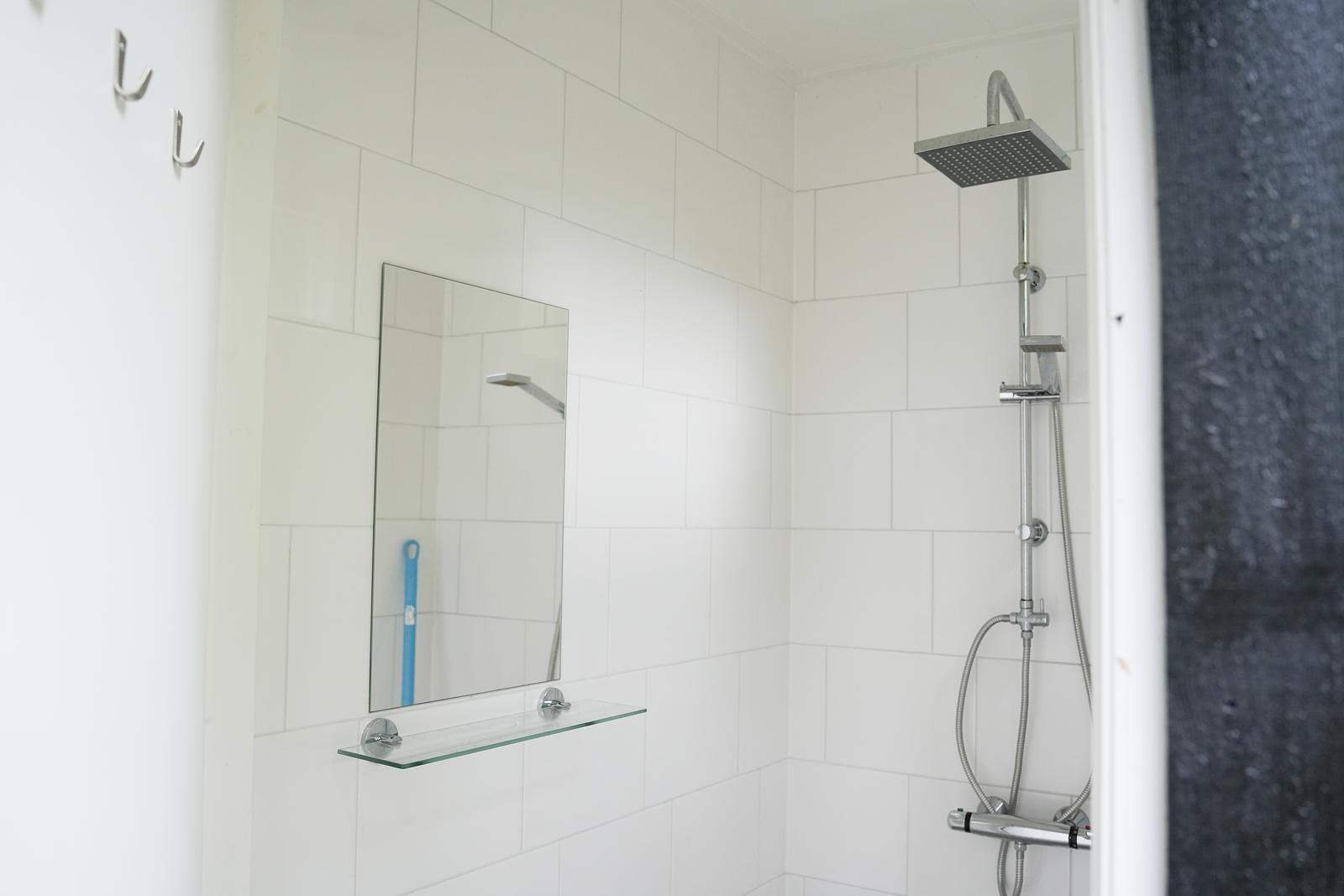 Comfortplaats met privé hottub en privé sanitair naast de plaats