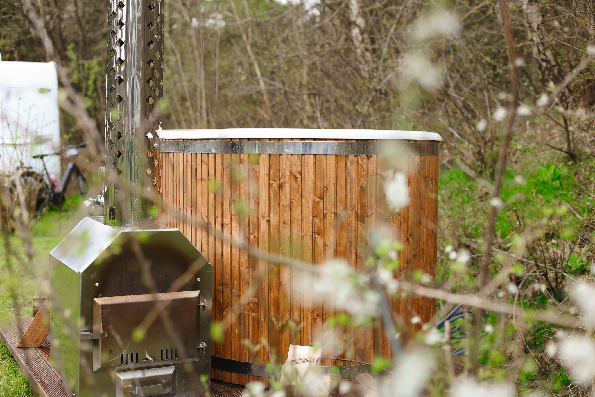 Komfortstellplatz mit Whirlpool und privaten Sanitäranlagen neben dem Stellplatz
