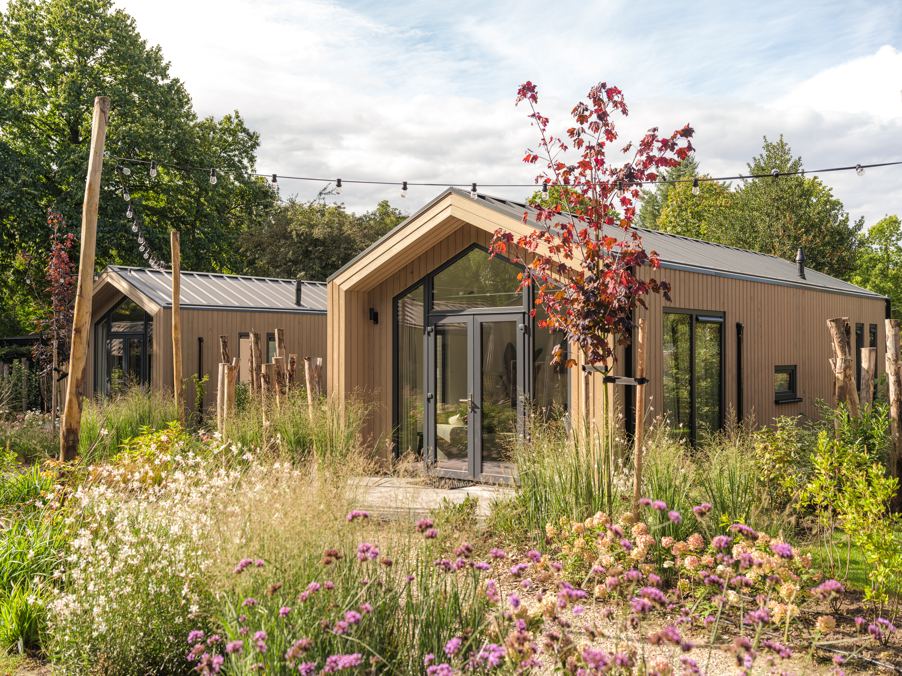 Erlebe Luxus und Natur in der Tiny Lodge in der Veluwe! Ebenerdig, 2 Schlafzimmer, voll ausgestattete Küche und Klimaanlage