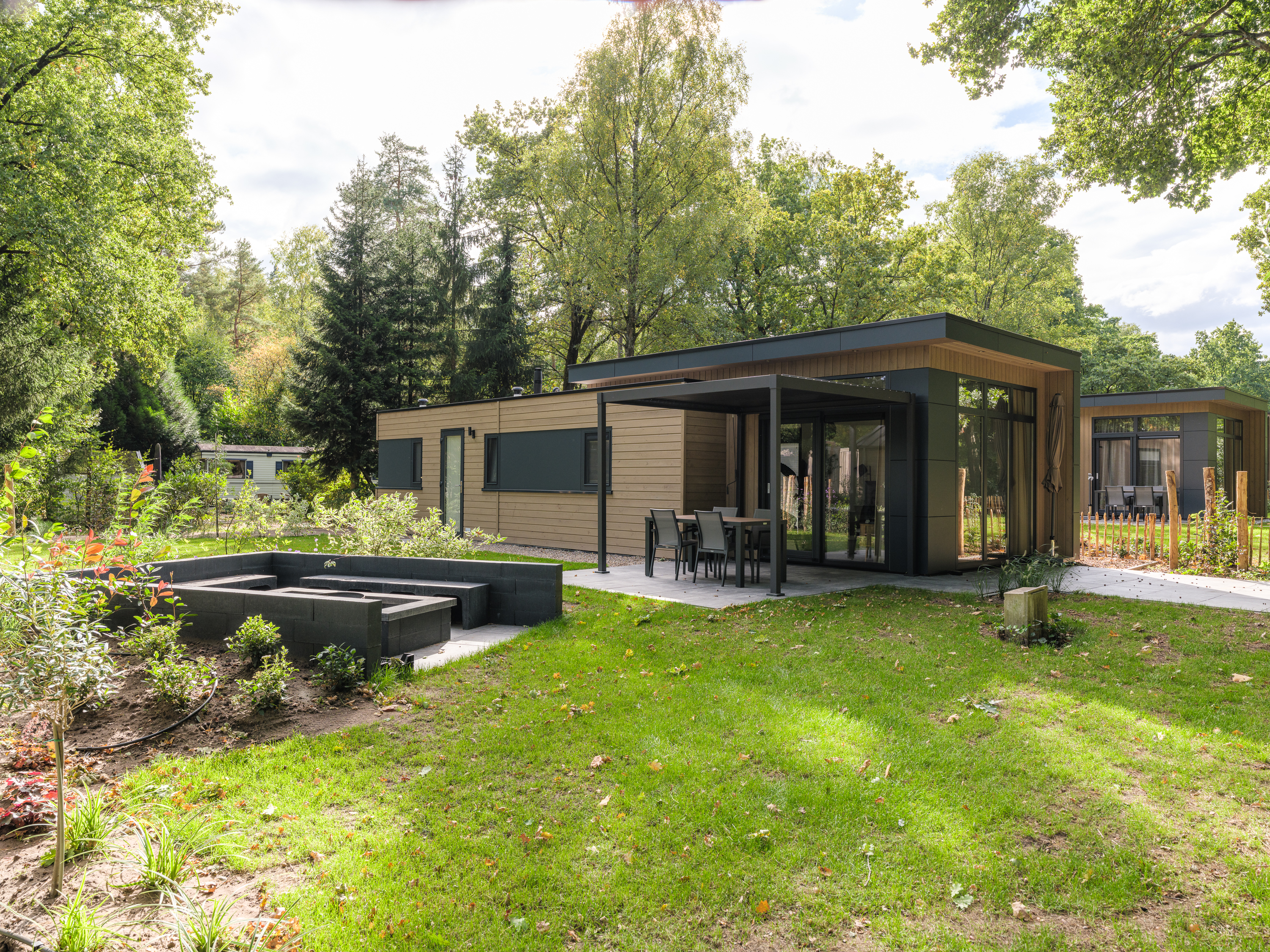 Luxuriöses Cannenburch Deluxe, stimmungsvoller Außenbereich und Lounge mit Außenkamin.