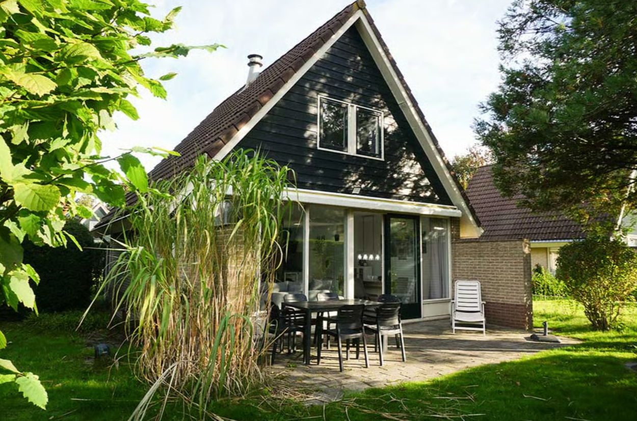 Heerlijk ontspannen in deze ruime vakantiebungalow nabij het strand