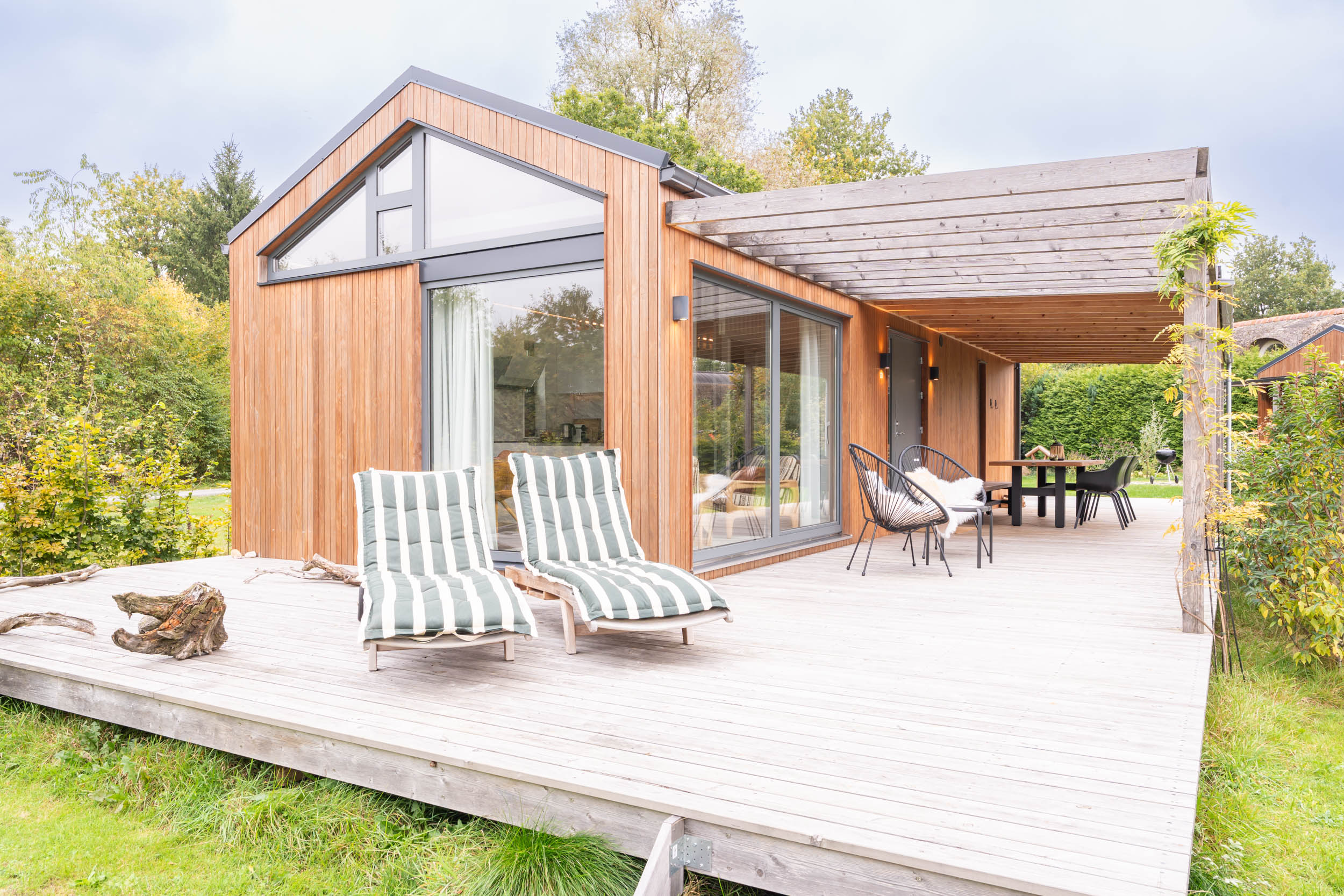 Dieser schöne Bungalow bietet alles, was Sie für einen herrlichen Urlaub brauchen. Mit einem 500 m² großen Garten und einer modernen Einrichtung kann Ihr Urlaub beginnen!