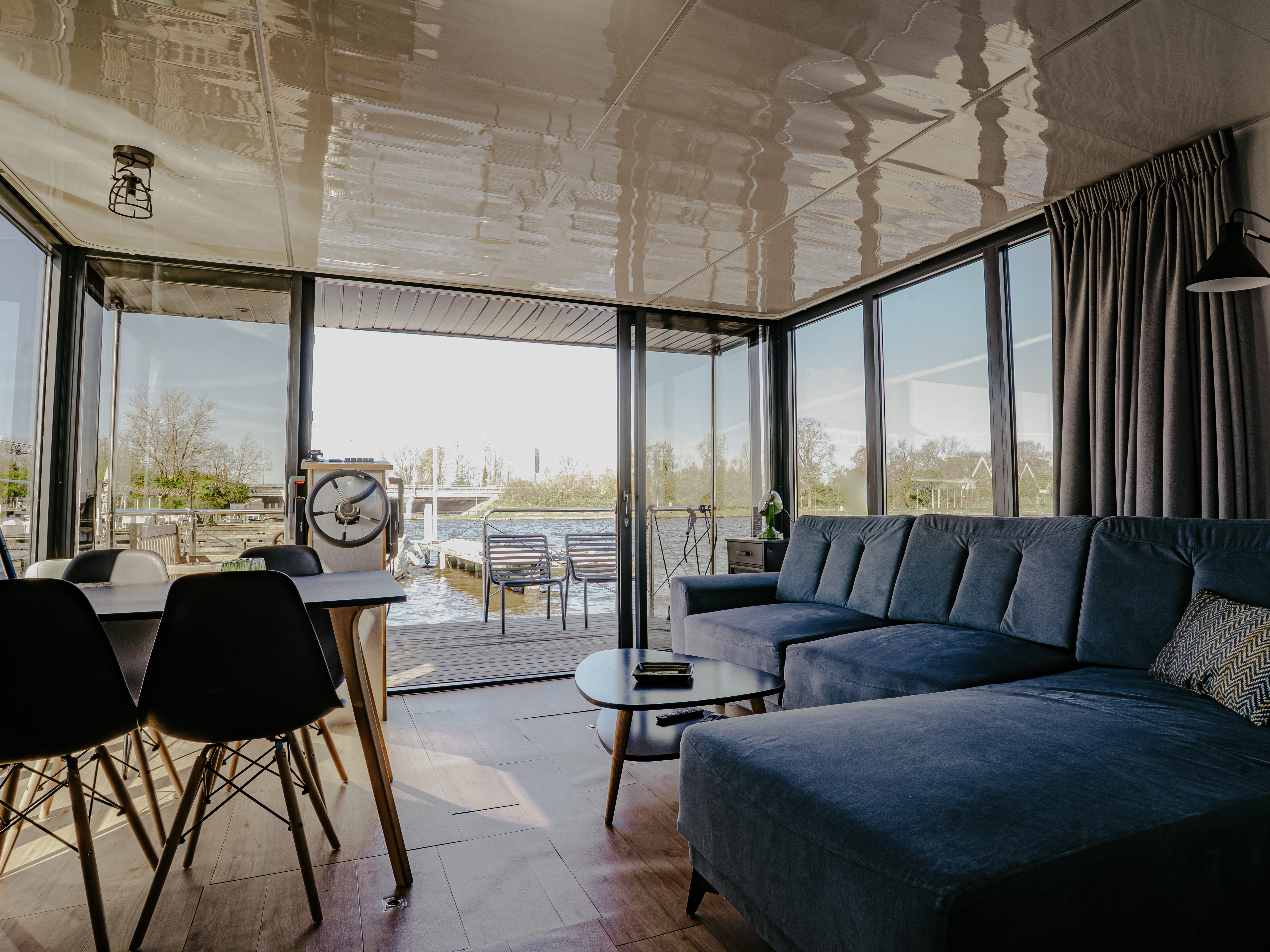 Mieten Sie ein luxuriöses Hausboot mit 2 Schlafzimmern in Uitgeest in der Nähe von Amsterdam.