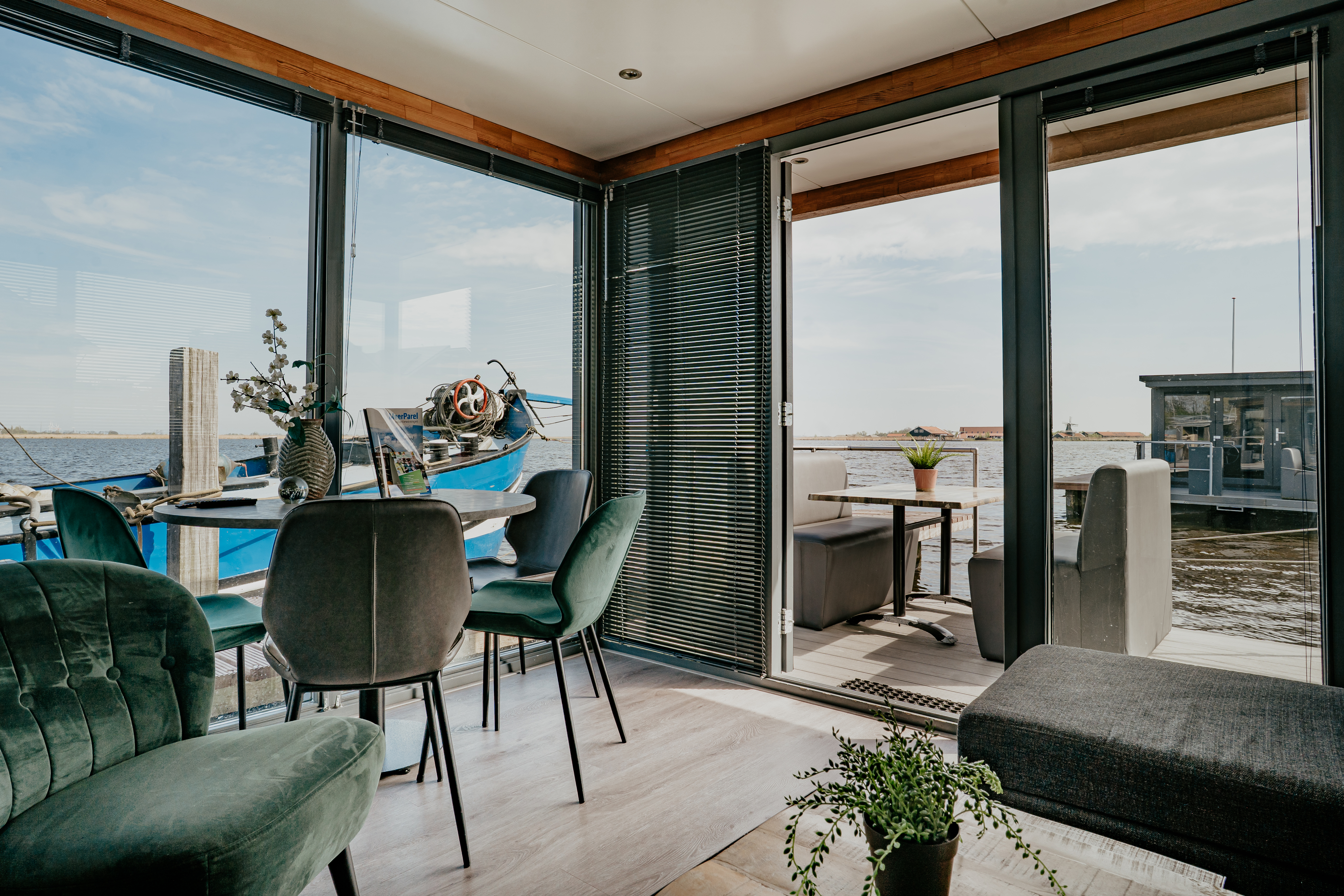 Mieten Sie ein modernes Hausboot mit 2 Schlafzimmern in Uitgeest, in der Nähe von Amsterdam.