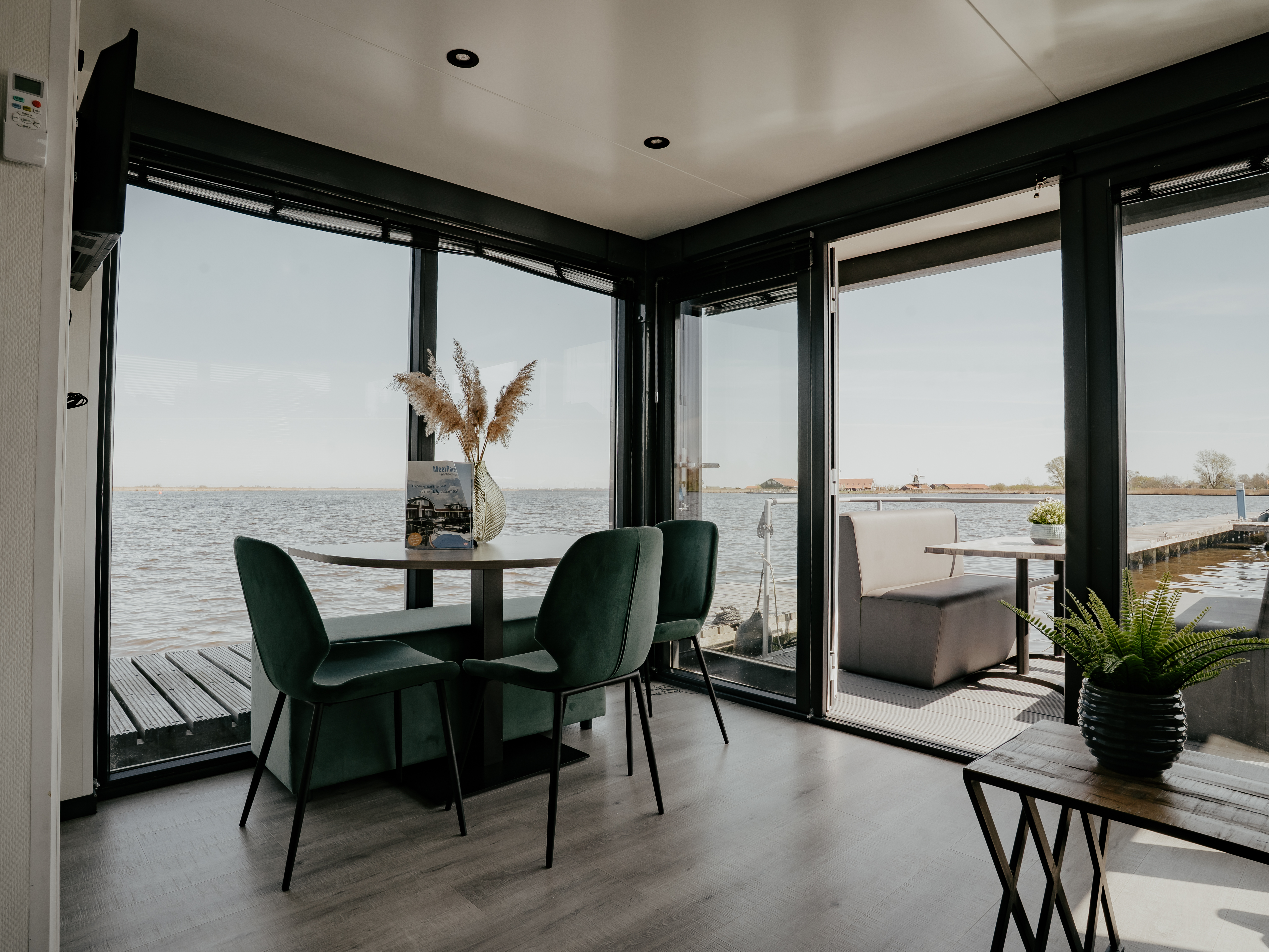 Mieten Sie ein luxuriöses Hausboot mit 2 Schlafzimmern und Klimaanlage in Uitgeest bei Amsterdam.