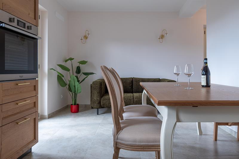 Eettafel met balkondeuren