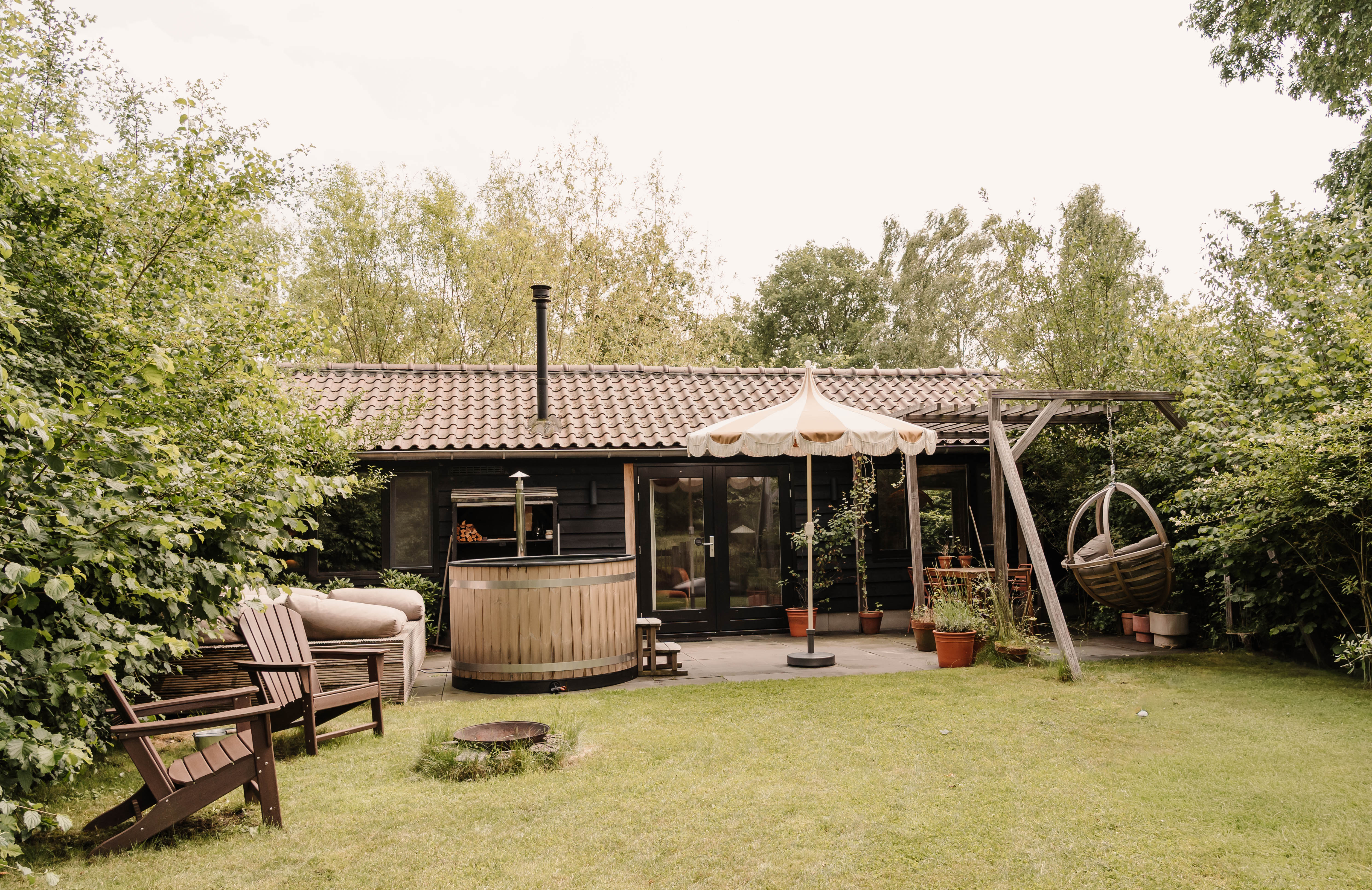 Sheep House ist ein Ferienhaus für zwei Personen, das im japanischen Stil eingerichtet ist. Die Verwendung von neutralen Farben und vielen Holzmaterialien macht es zu einem wirklich entspannenden Ort..