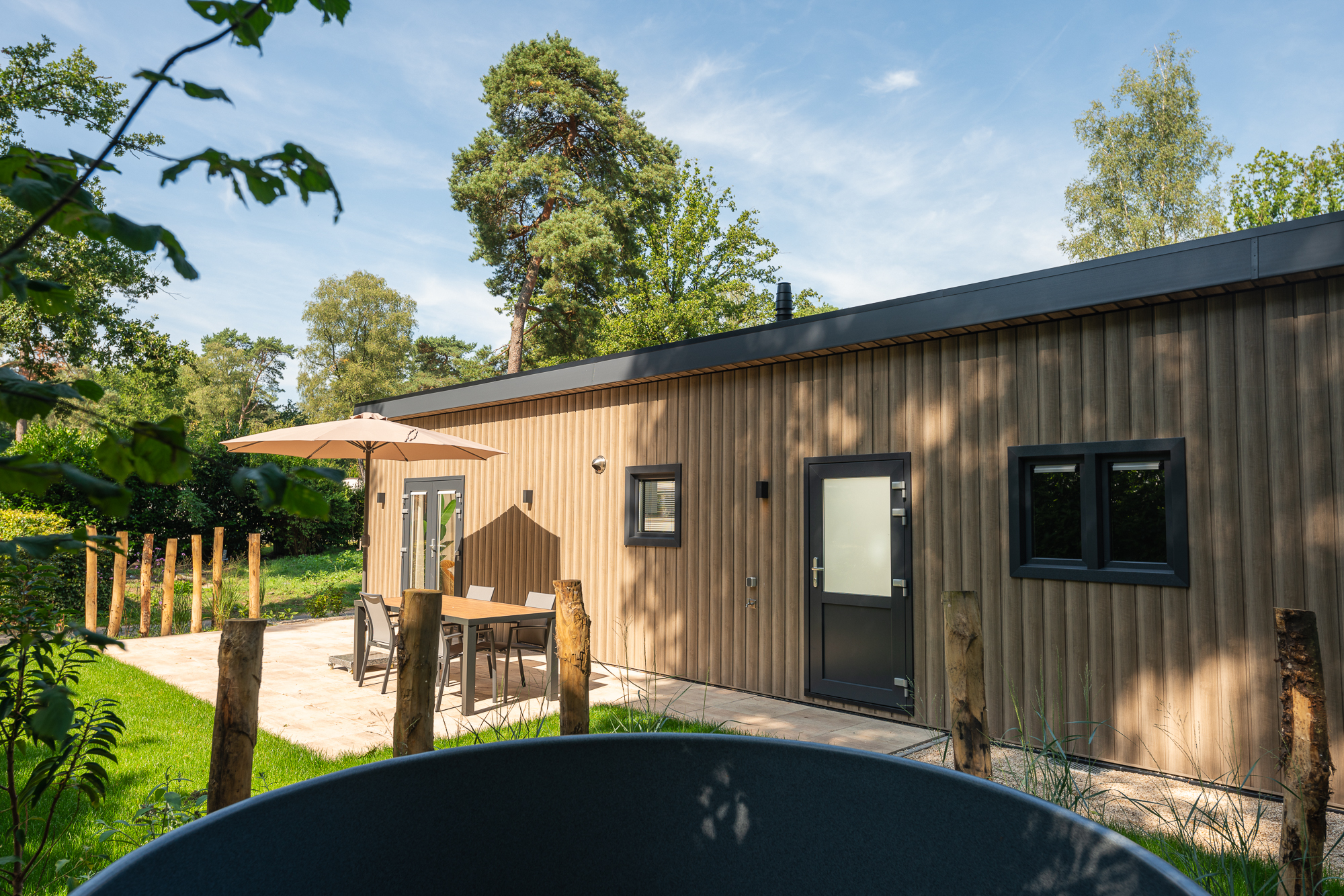 Geniet van een luxe vakantiewoning voor 5 personen in de bosrijke natuur van de Veluwe, compleet met moderne voorzieningen, airconditioning en een stijlvolle pergola voor optimaal comfort. Daarnaast k..
