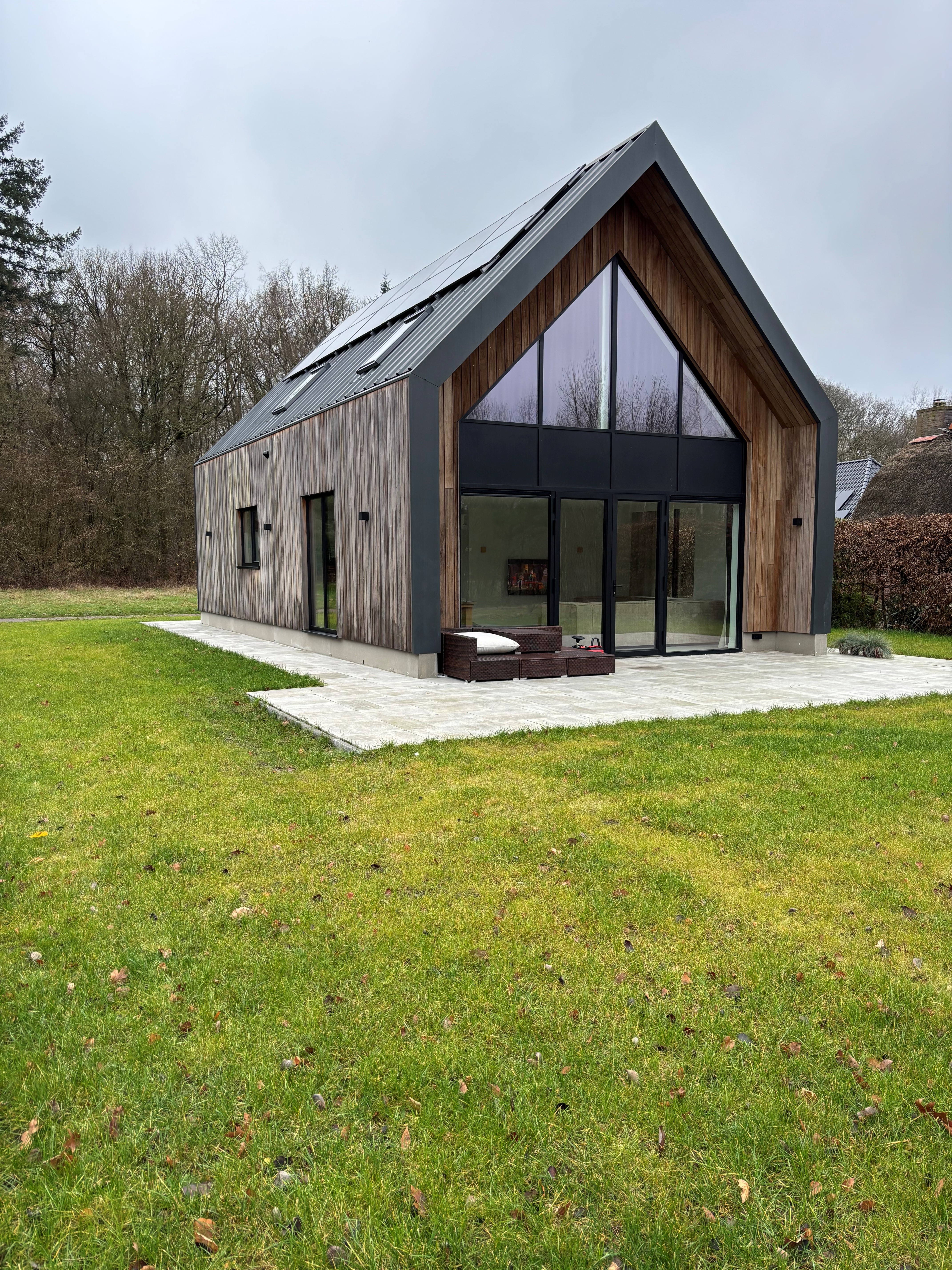 Großzügige Waldvilla mit sehr geräumigem Wohnbereich und großem Garten