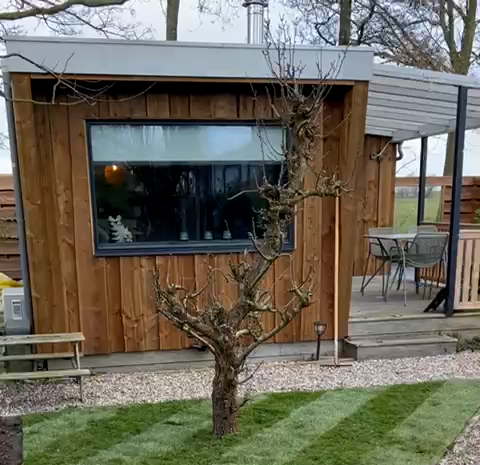 Omgeven door groen en bomen vindt u dit luxe gerenoveerd chalet met schitterend uitzicht.