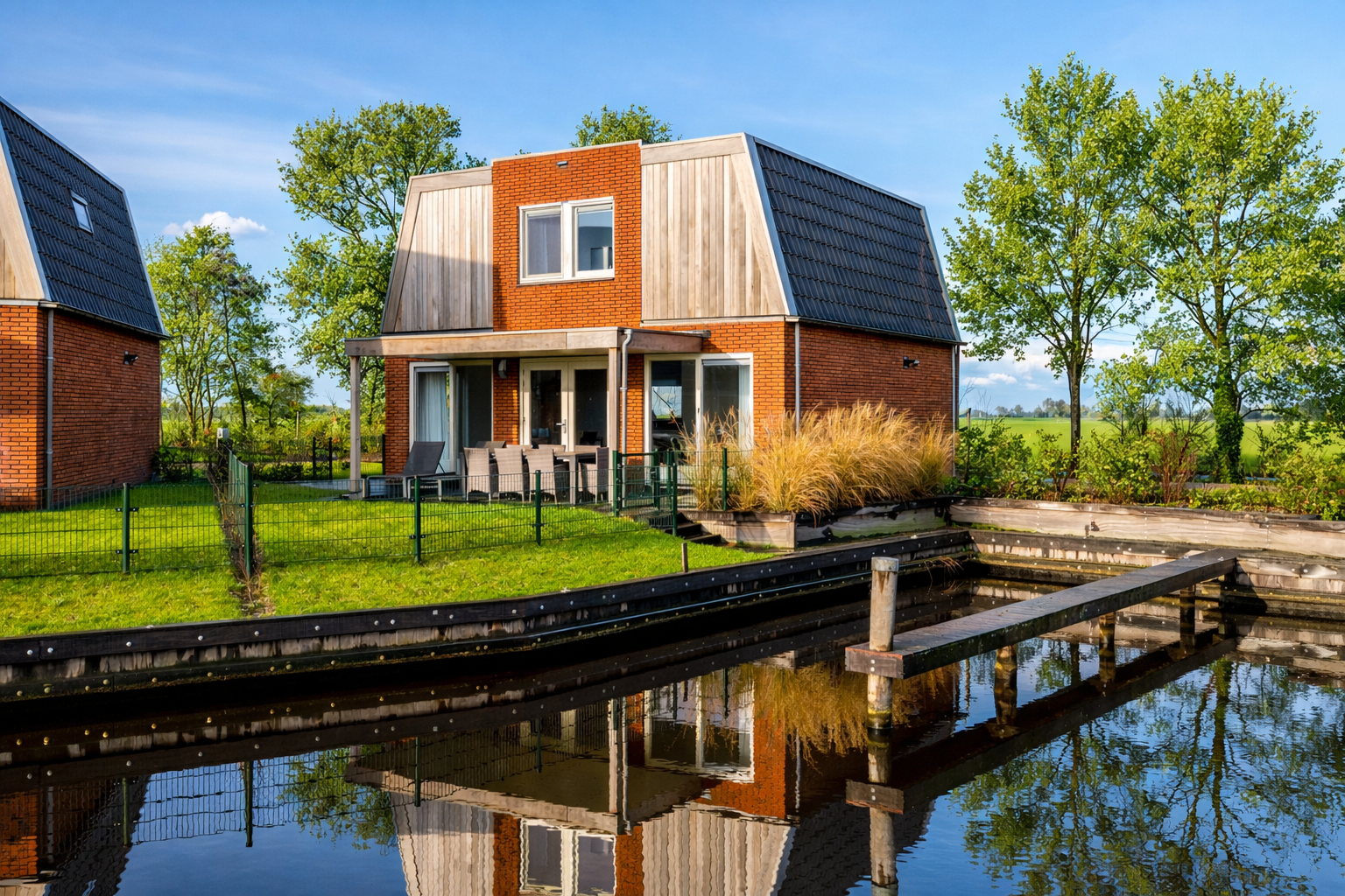 Erleben Sie den ultimativen Luxus in unserem Haus Sneekermeer 8, das mit einem Whirlpool und einem Privatsteg nur für Sie ausgestattet ist.