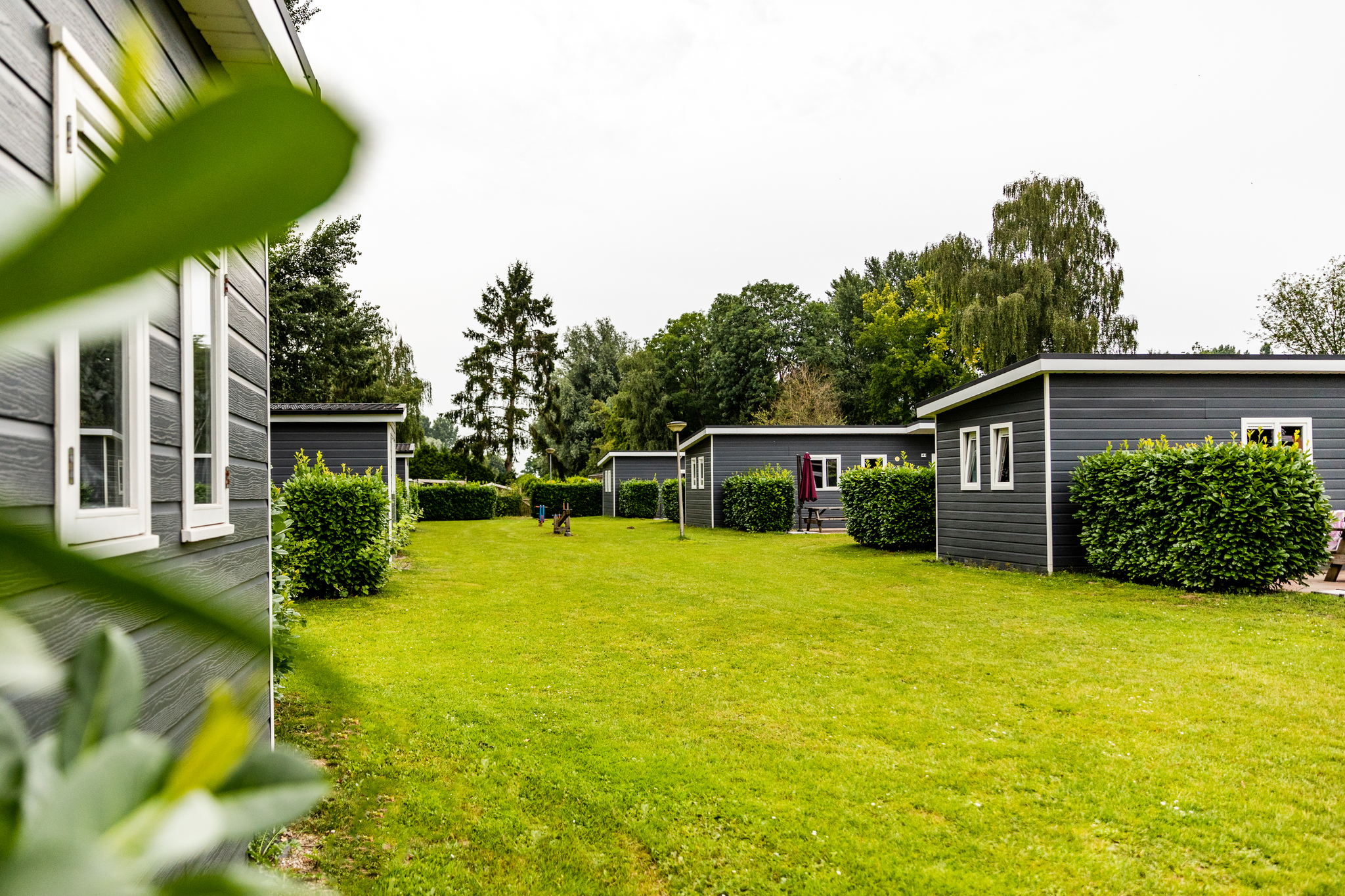 Sechs Chalets liegen gemeinsam in einem eigenen Hof und bilden einen idealen Familienbereich für Gruppen bis zu 30 Personen, der Gemeinschaft und Privatsphäre vereint.